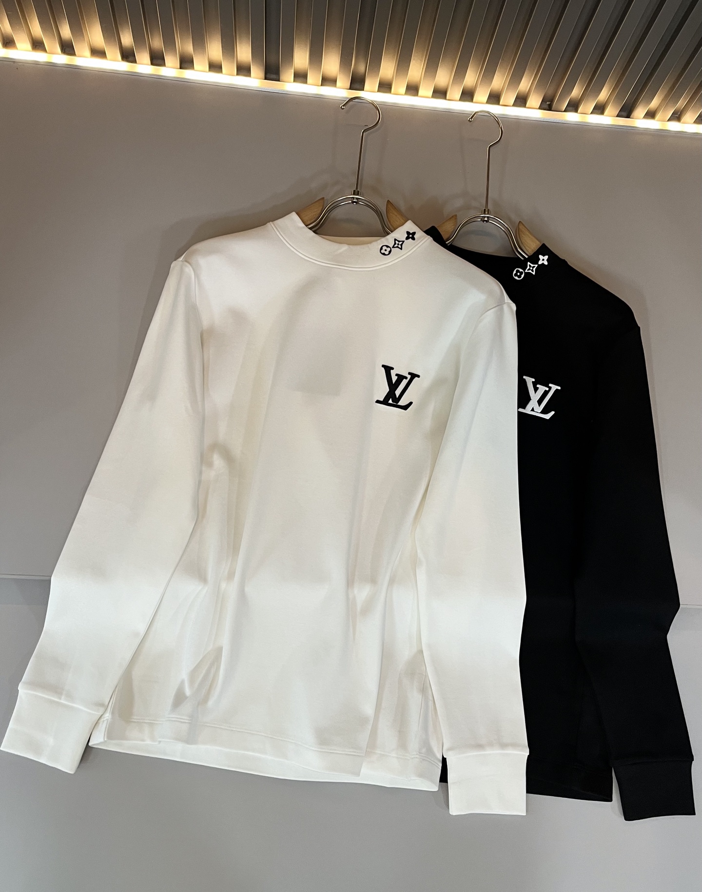 LouisVuitt*路易*登 2025秋冬新款男士长袖打底衫，非常时髦胸前logo刺绣修饰！区别于以往