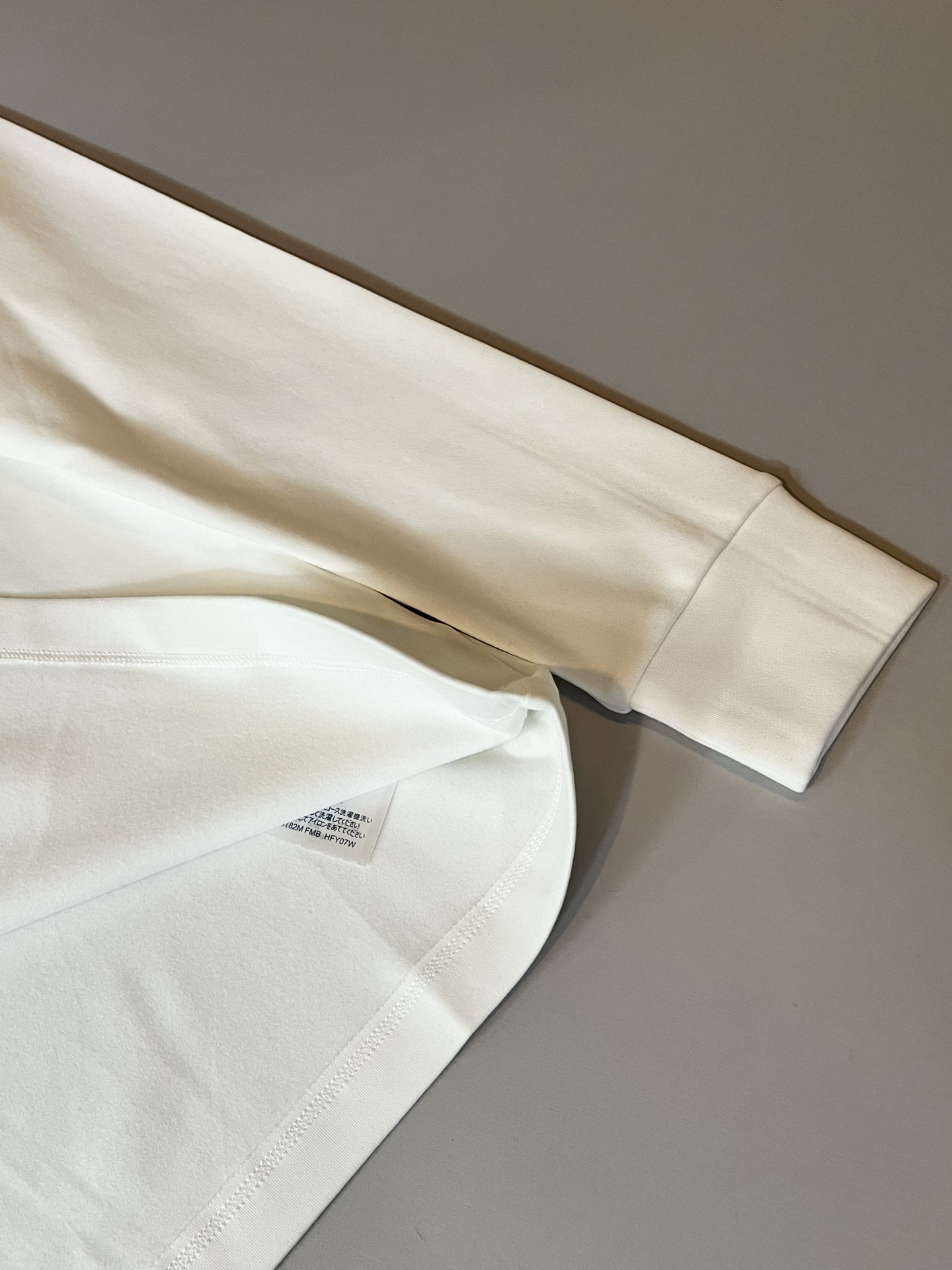 LouisVuitt*路易*登 2025秋冬新款男士长袖打底衫，非常时髦胸前logo刺绣修饰！区别于以往