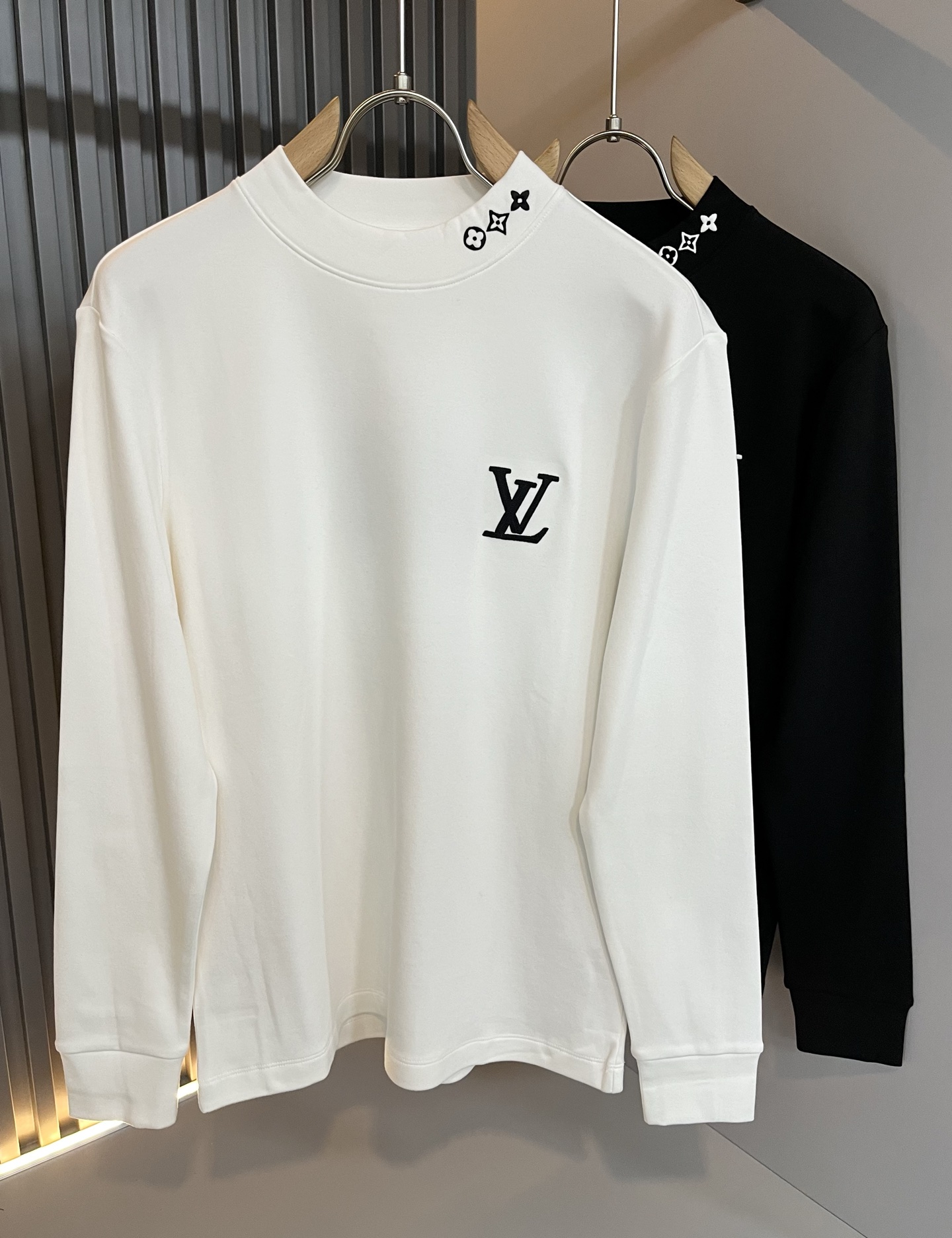 NO:598411,LouisVuitt* Louis*den's new autumn and winter men's long-sleeved bottoming shirt, very fashionable and decorated with logo embroidery on the chest!  It is different from the past and declares the design concept that the brand has inherited for many years!  Its eye-catching appeal is no less than any classic style, perfectly presenting the sense of fashion, high-end and luxury to the world!  Made from carefully selected high-quality pure cotton fabrics, it feels soft, waxy, and delicate against the skin. The actual product will definitely exceed your imagination, and it will be used to the extreme!  Size S-2XL,,louis vuitton,louis vuitton,alexander wang19860909LouisVuitt*路易*登 秋冬新款男士长袖打底衫,非常时髦胸前logo刺绣修饰！区别于以往的不同,宣示品牌传承多年的设计理念！其吸睛度完全不亚于任何经典款式,将时髦高级感与奢华感完美呈现在世人眼前！精选优质纯棉面料,触感软糯亲肤细腻,实物到手绝对超乎你的想象,发挥到了极致！尺码S-2XL,,louis vuitton,louis vuitton,alexander wang,Men's clothing