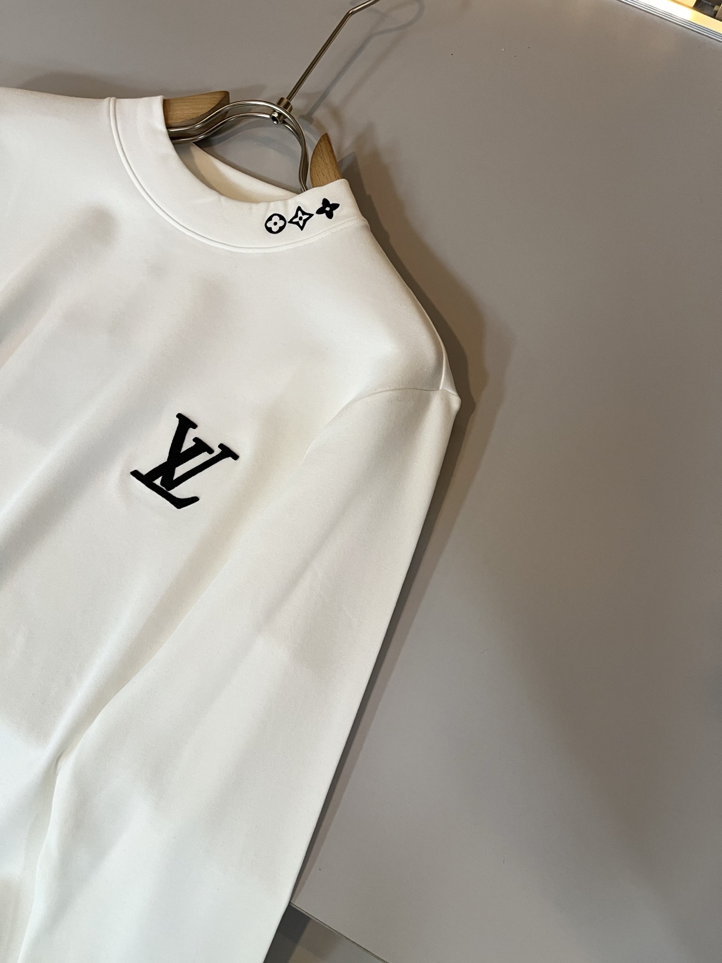 LouisVuitt*路易*登 2025秋冬新款男士长袖打底衫，非常时髦胸前logo刺绣修饰！区别于以往