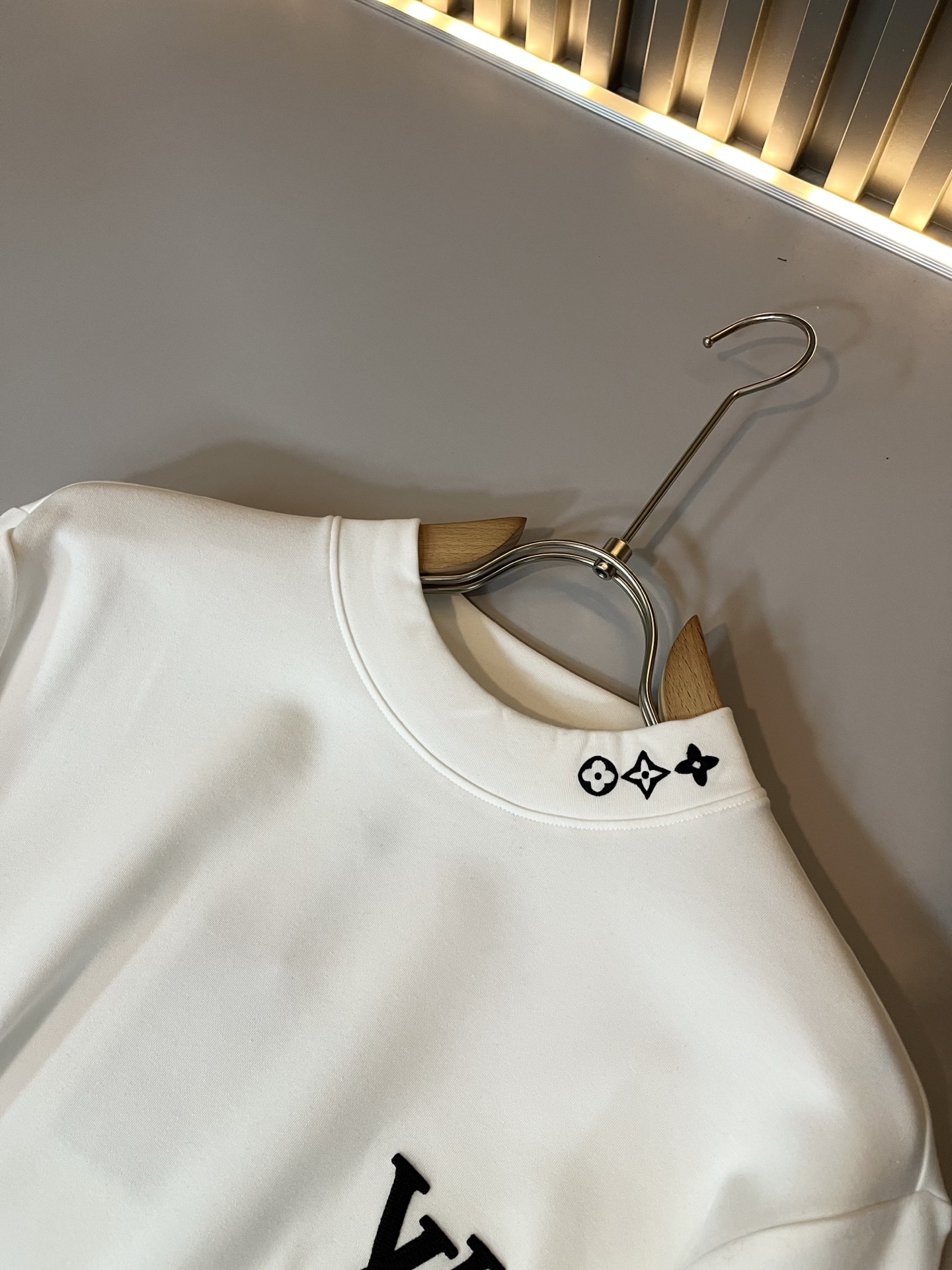 LouisVuitt*路易*登 2025秋冬新款男士长袖打底衫，非常时髦胸前logo刺绣修饰！区别于以往