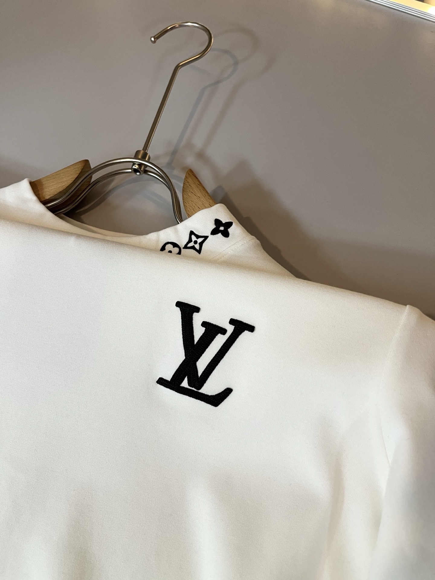 LouisVuitt*路易*登 2025秋冬新款男士长袖打底衫，非常时髦胸前logo刺绣修饰！区别于以往