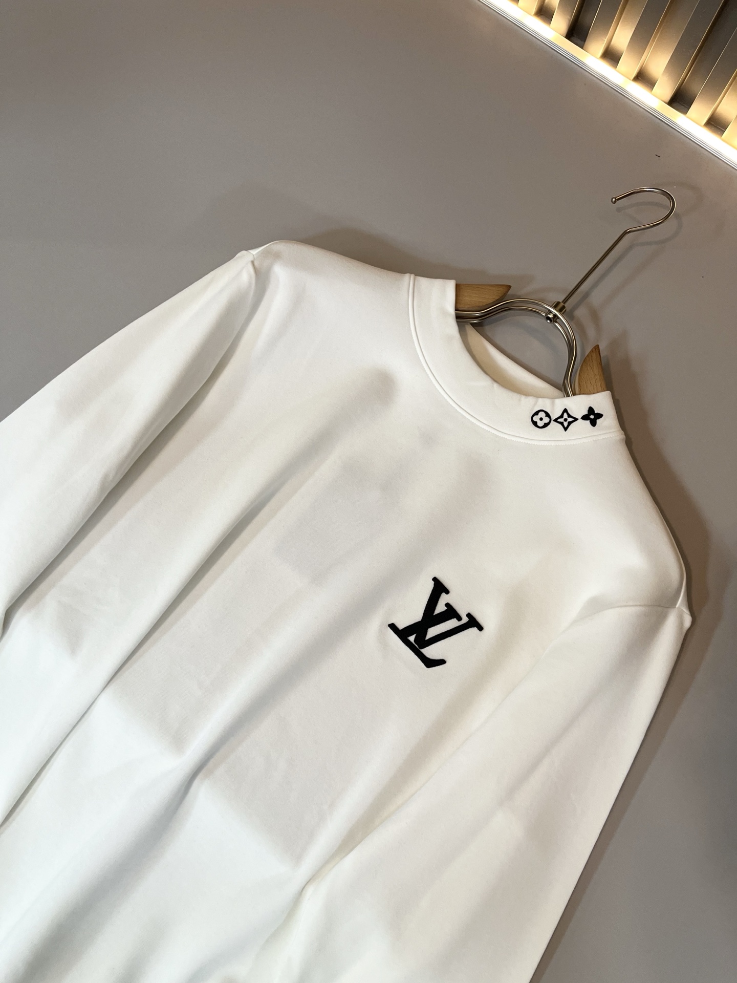 LouisVuitt*路易*登 2025秋冬新款男士长袖打底衫，非常时髦胸前logo刺绣修饰！区别于以往