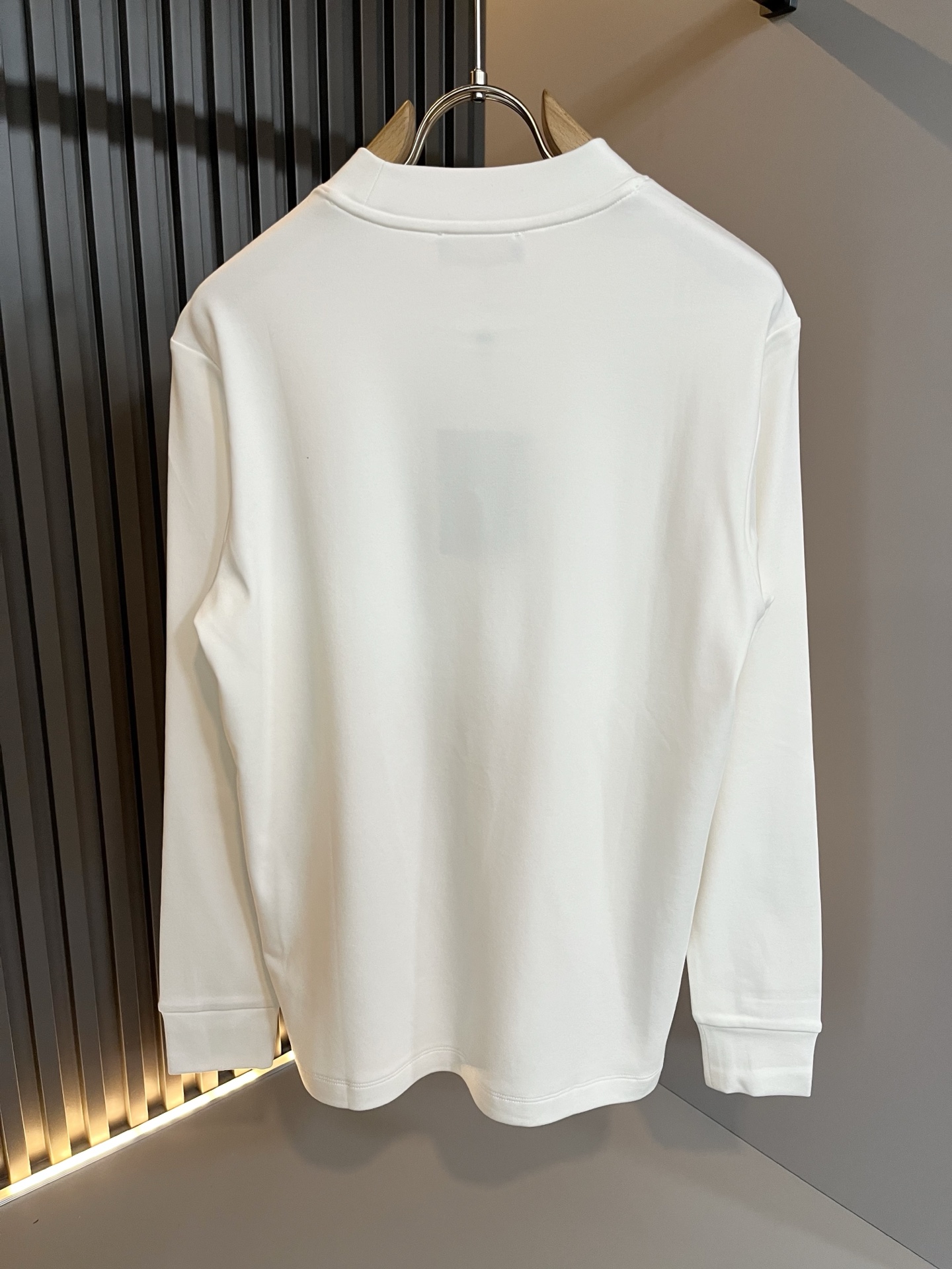 LouisVuitt*路易*登 2025秋冬新款男士长袖打底衫，非常时髦胸前logo刺绣修饰！区别于以往