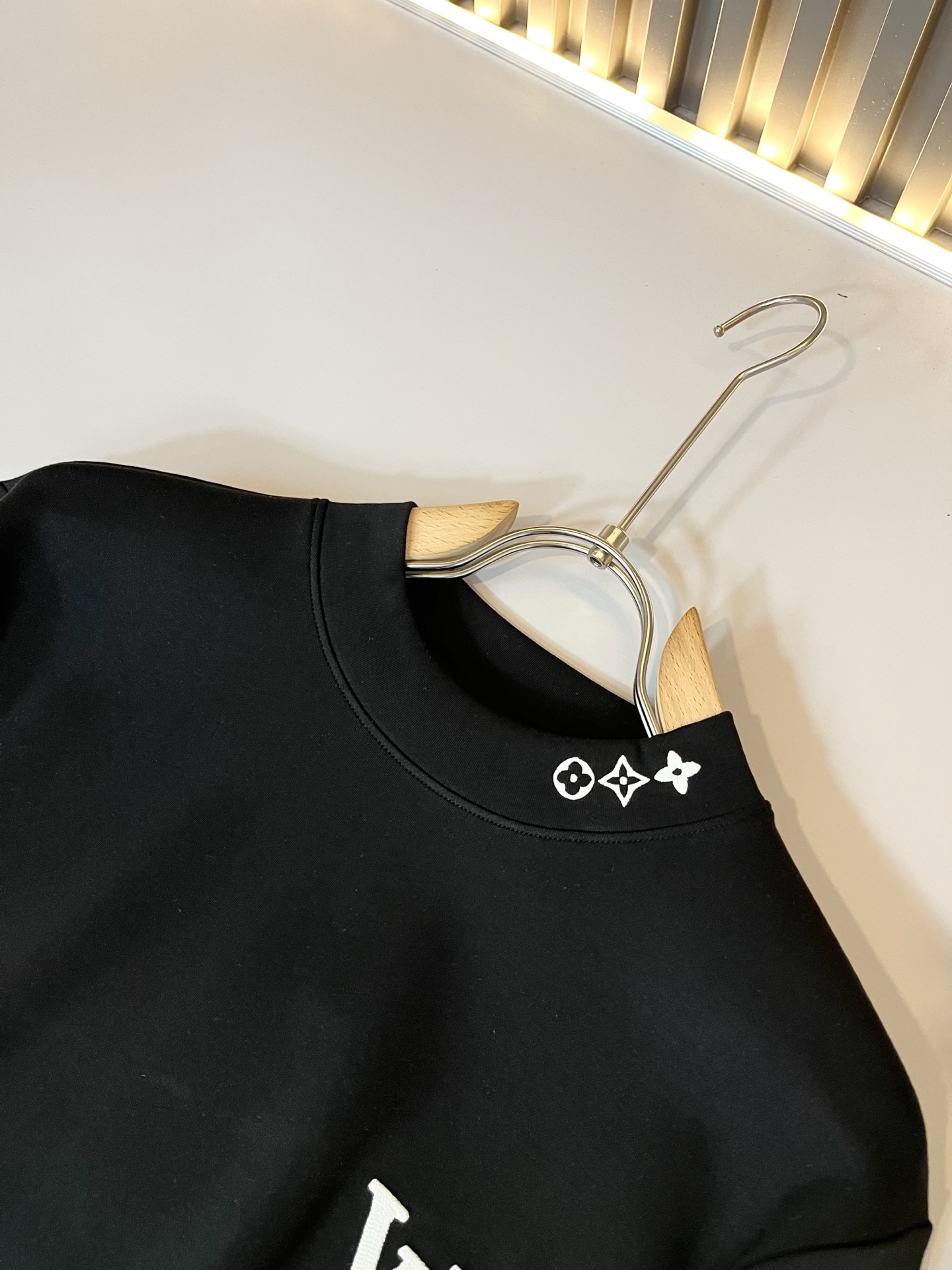 LouisVuitt*路易*登 2025秋冬新款男士长袖打底衫，非常时髦胸前logo刺绣修饰！区别于以往