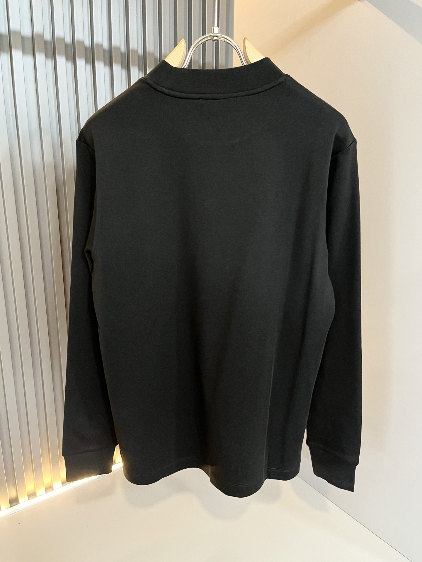 LouisVuitt*路易*登 2025秋冬新款男士长袖打底衫，非常时髦胸前logo刺绣修饰！区别于以往