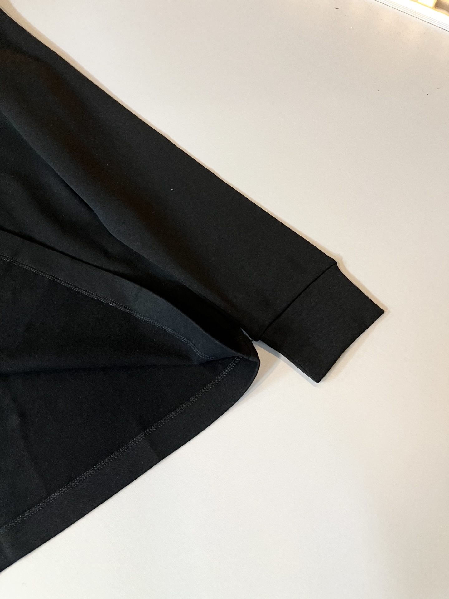 LouisVuitt*路易*登 2025秋冬新款男士长袖打底衫，非常时髦胸前logo刺绣修饰！区别于以往