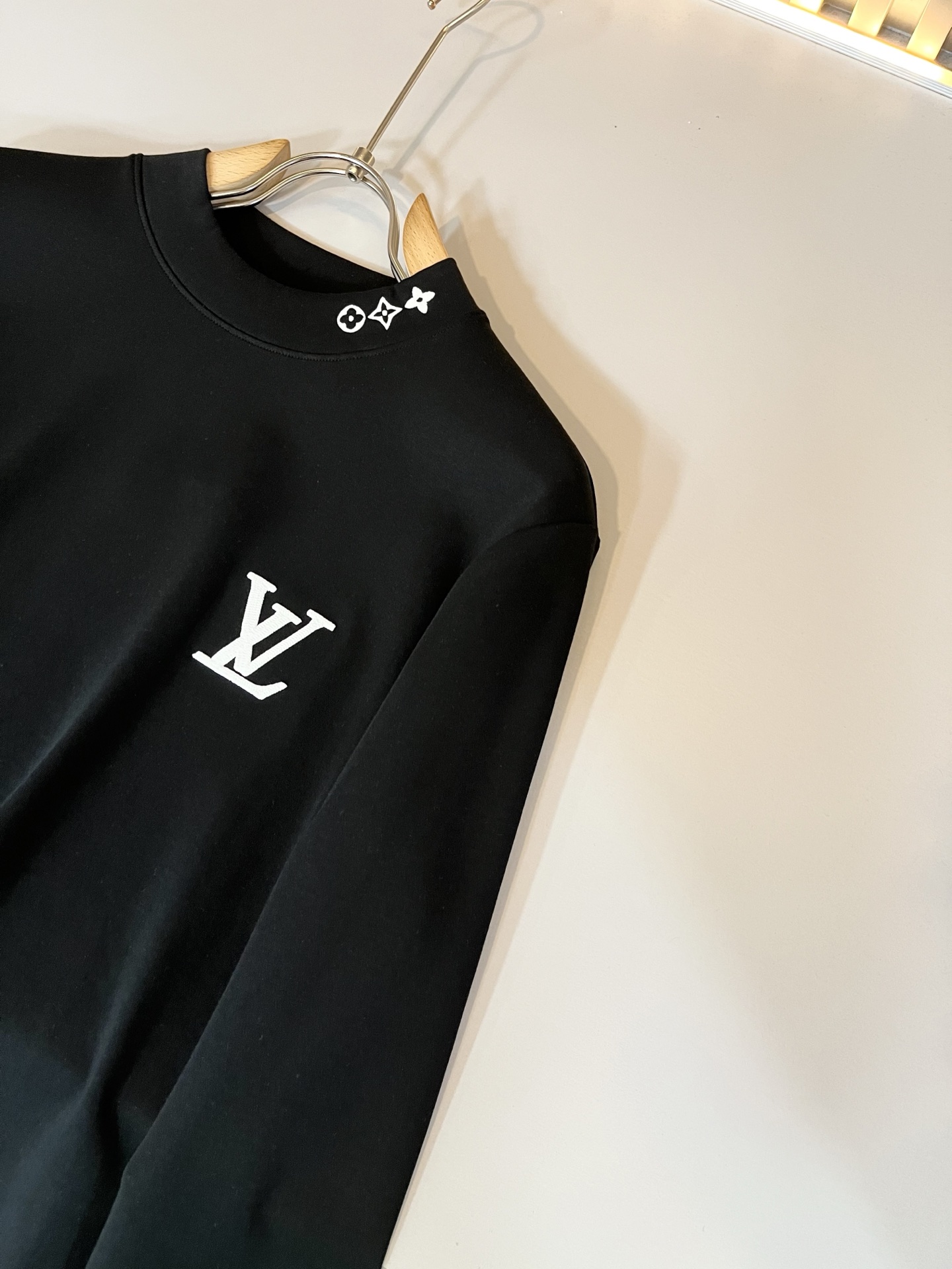 LouisVuitt*路易*登 2025秋冬新款男士长袖打底衫，非常时髦胸前logo刺绣修饰！区别于以往