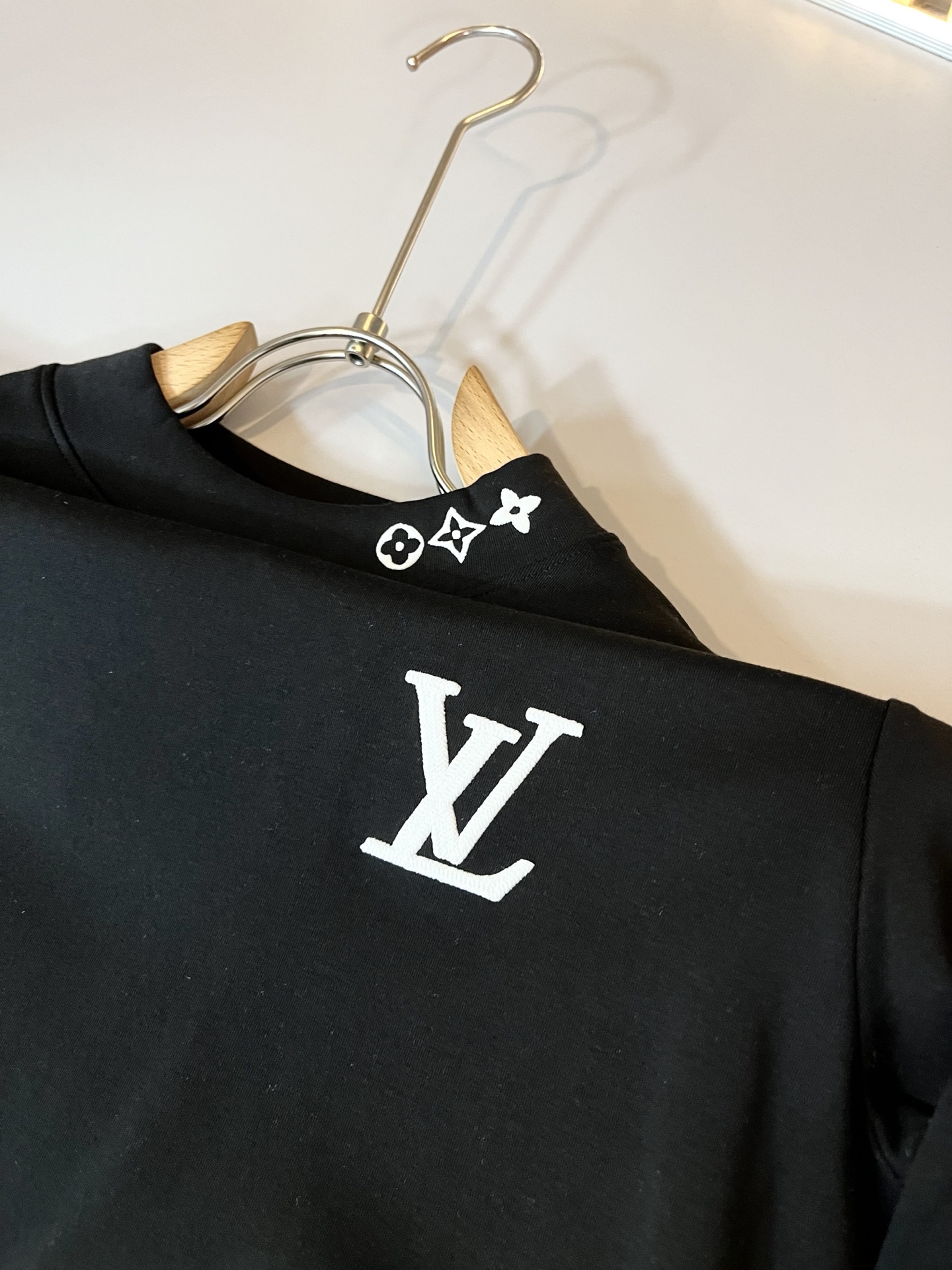 LouisVuitt*路易*登 2025秋冬新款男士长袖打底衫，非常时髦胸前logo刺绣修饰！区别于以往