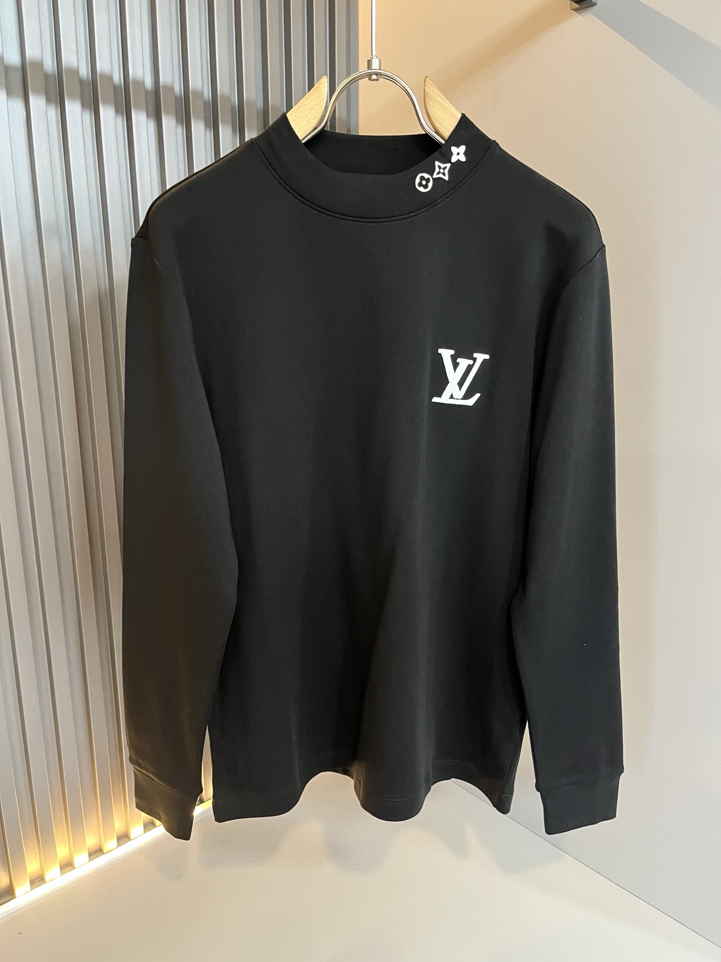 LouisVuitt*路易*登 2025秋冬新款男士长袖打底衫，非常时髦胸前logo刺绣修饰！区别于以往