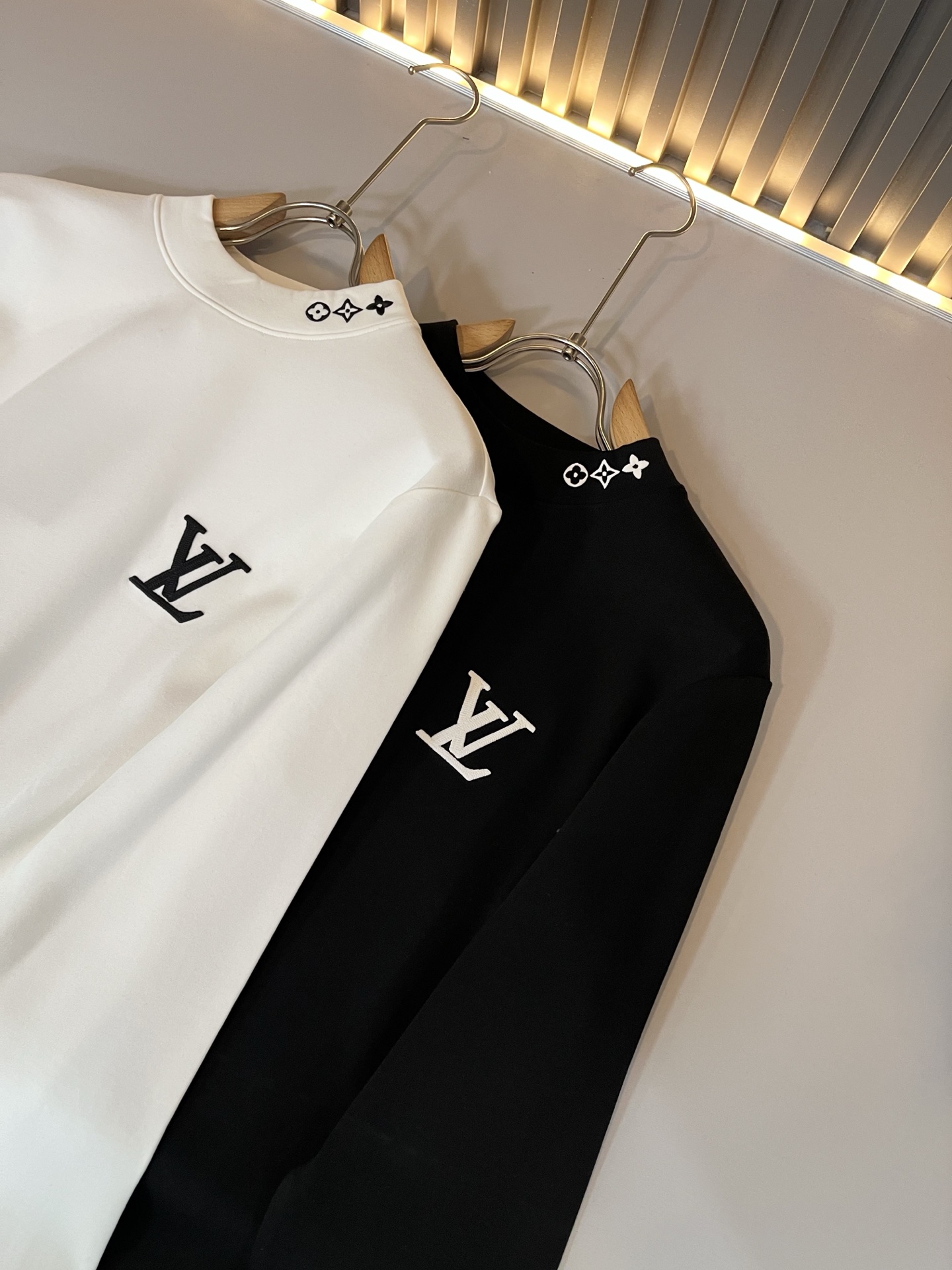 LouisVuitt*路易*登 2025秋冬新款男士长袖打底衫，非常时髦胸前logo刺绣修饰！区别于以往