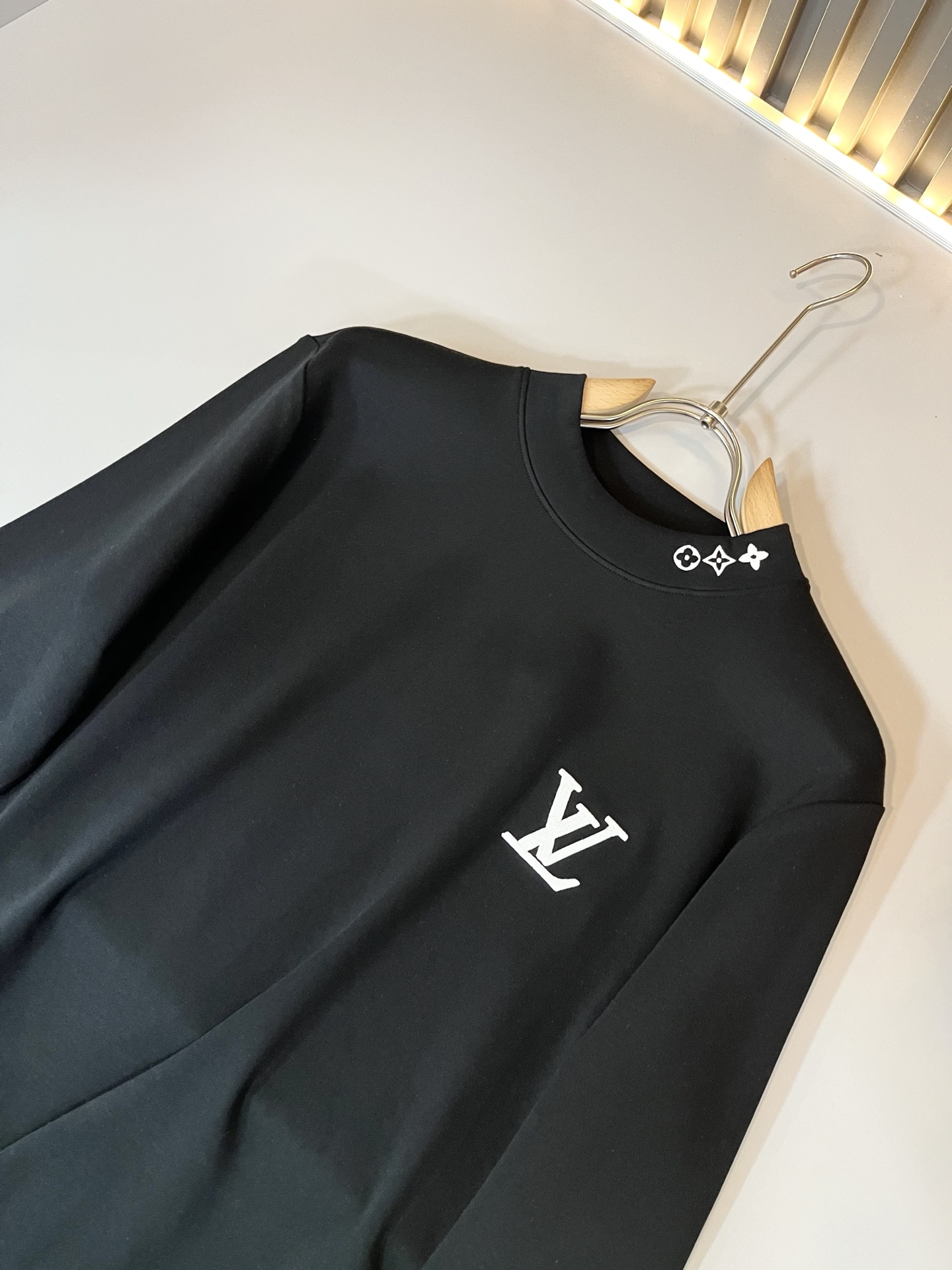 LouisVuitt*路易*登 2025秋冬新款男士长袖打底衫，非常时髦胸前logo刺绣修饰！区别于以往