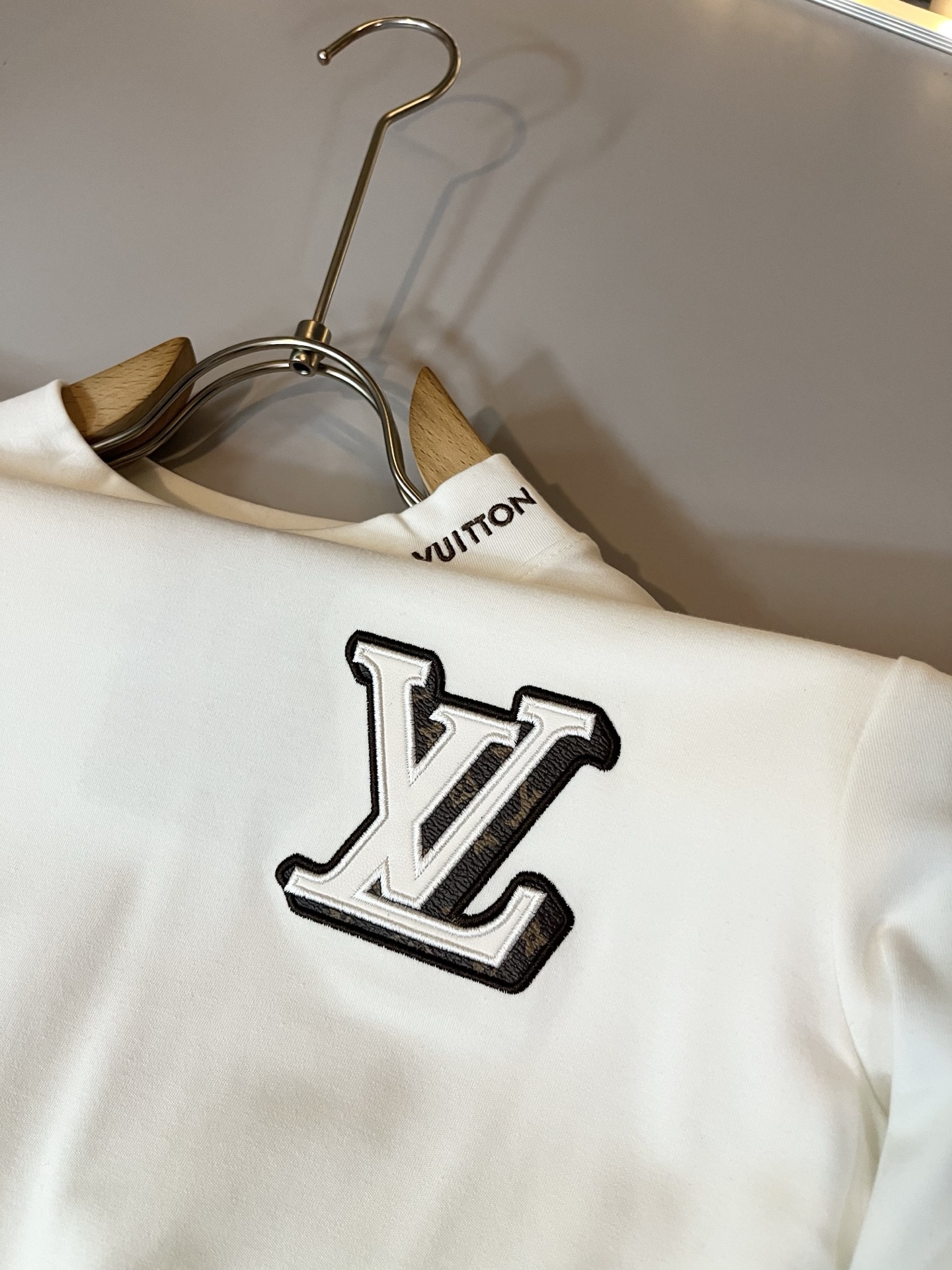 LouisVuitt*路易*登 2025秋冬新款男士长袖打底衫，非常时髦胸前logo刺绣修饰！区别于以往