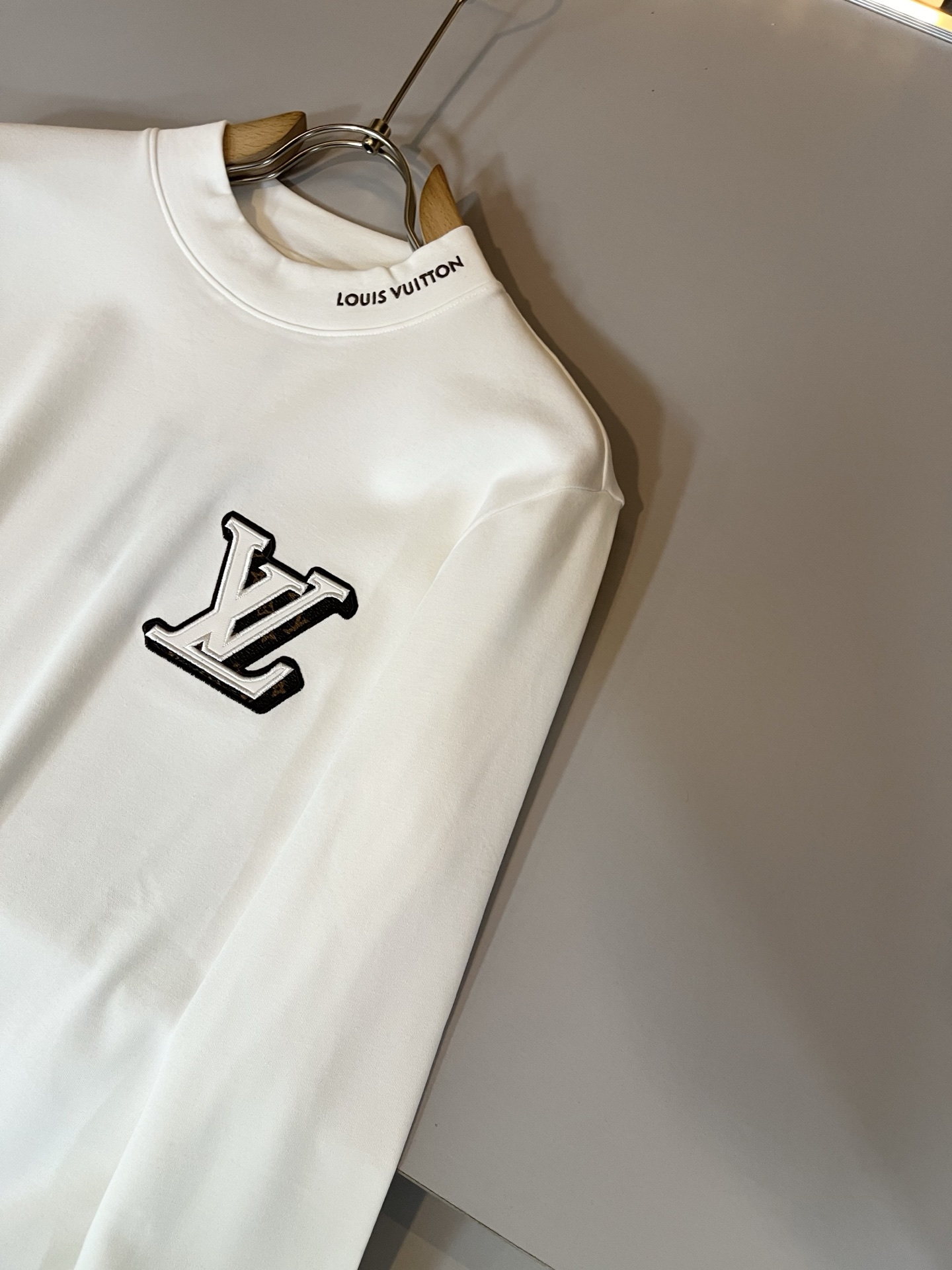 LouisVuitt*路易*登 2025秋冬新款男士长袖打底衫，非常时髦胸前logo刺绣修饰！区别于以往