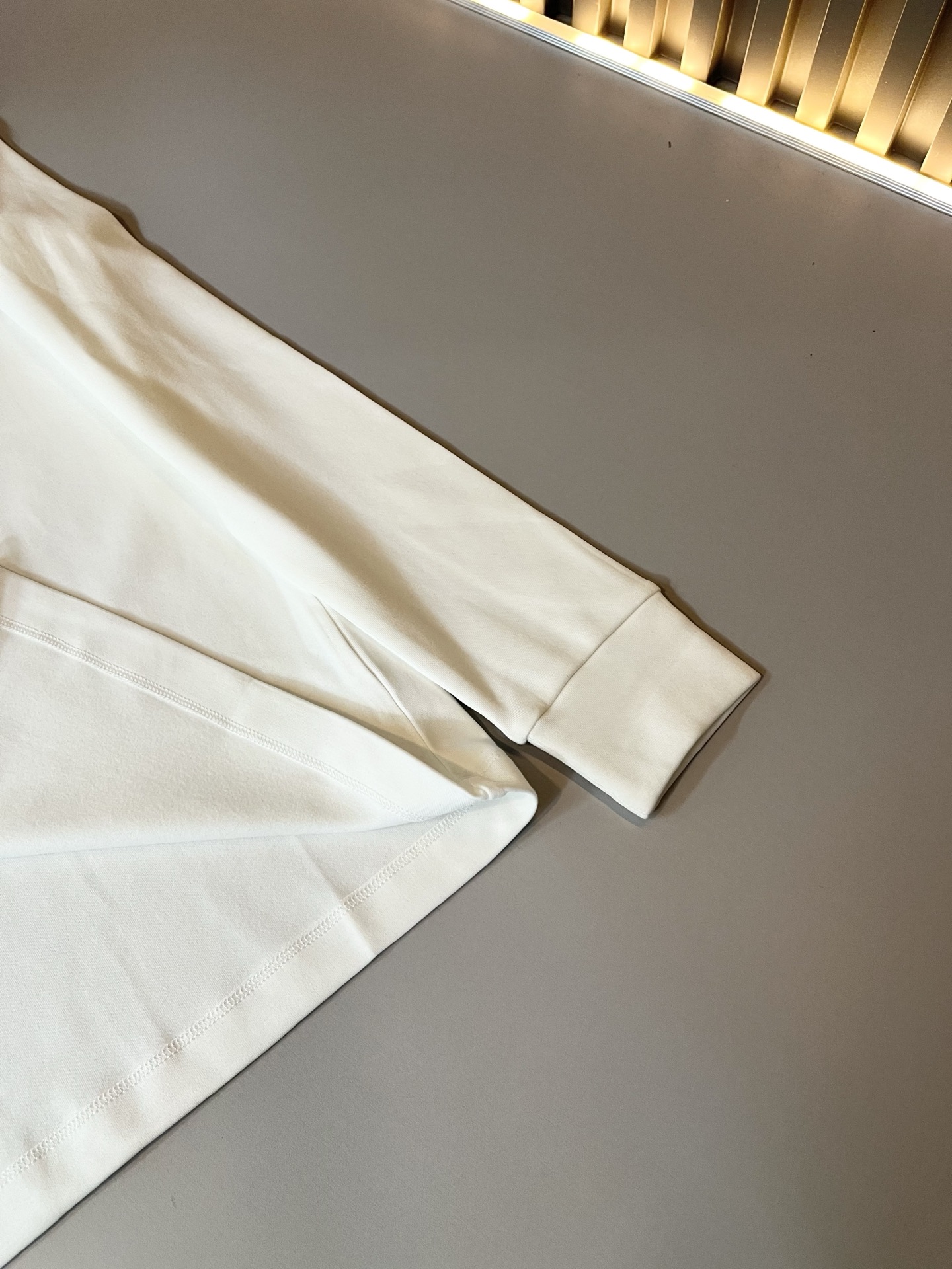 LouisVuitt*路易*登 2025秋冬新款男士长袖打底衫，非常时髦胸前logo刺绣修饰！区别于以往