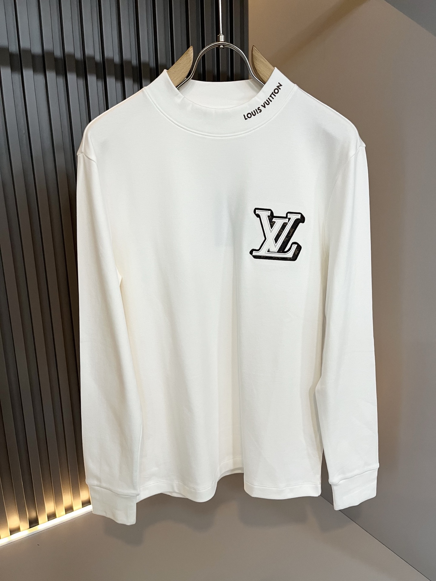 LouisVuitt*路易*登 2025秋冬新款男士长袖打底衫，非常时髦胸前logo刺绣修饰！区别于以往