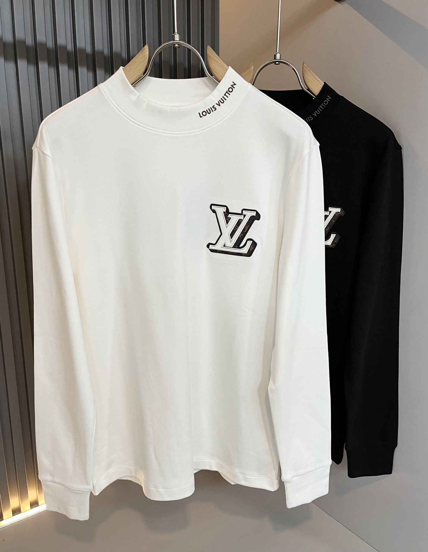 NO:598393,LouisVuitt* Louis*den's new autumn and winter men's long-sleeved bottoming shirt, very fashionable and decorated with logo embroidery on the chest!  It is different from the past and declares the design concept that the brand has inherited for many years!  Its eye-catching appeal is no less than any classic style, perfectly presenting the sense of fashion, high-end and luxury to the world!  Made from carefully selected high-quality pure cotton fabrics, it feels soft, waxy, and delicate against the skin. The actual product will definitely exceed your imagination, and it will be used to the extreme!  Size S-2XL,,louis vuitton,louis vuitton,alexander wang19860909LouisVuitt*路易*登 秋冬新款男士长袖打底衫,非常时髦胸前logo刺绣修饰！区别于以往的不同,宣示品牌传承多年的设计理念！其吸睛度完全不亚于任何经典款式,将时髦高级感与奢华感完美呈现在世人眼前！精选优质纯棉面料,触感软糯亲肤细腻,实物到手绝对超乎你的想象,发挥到了极致！尺码S-2XL,,louis vuitton,louis vuitton,alexander wang,Men's clothing