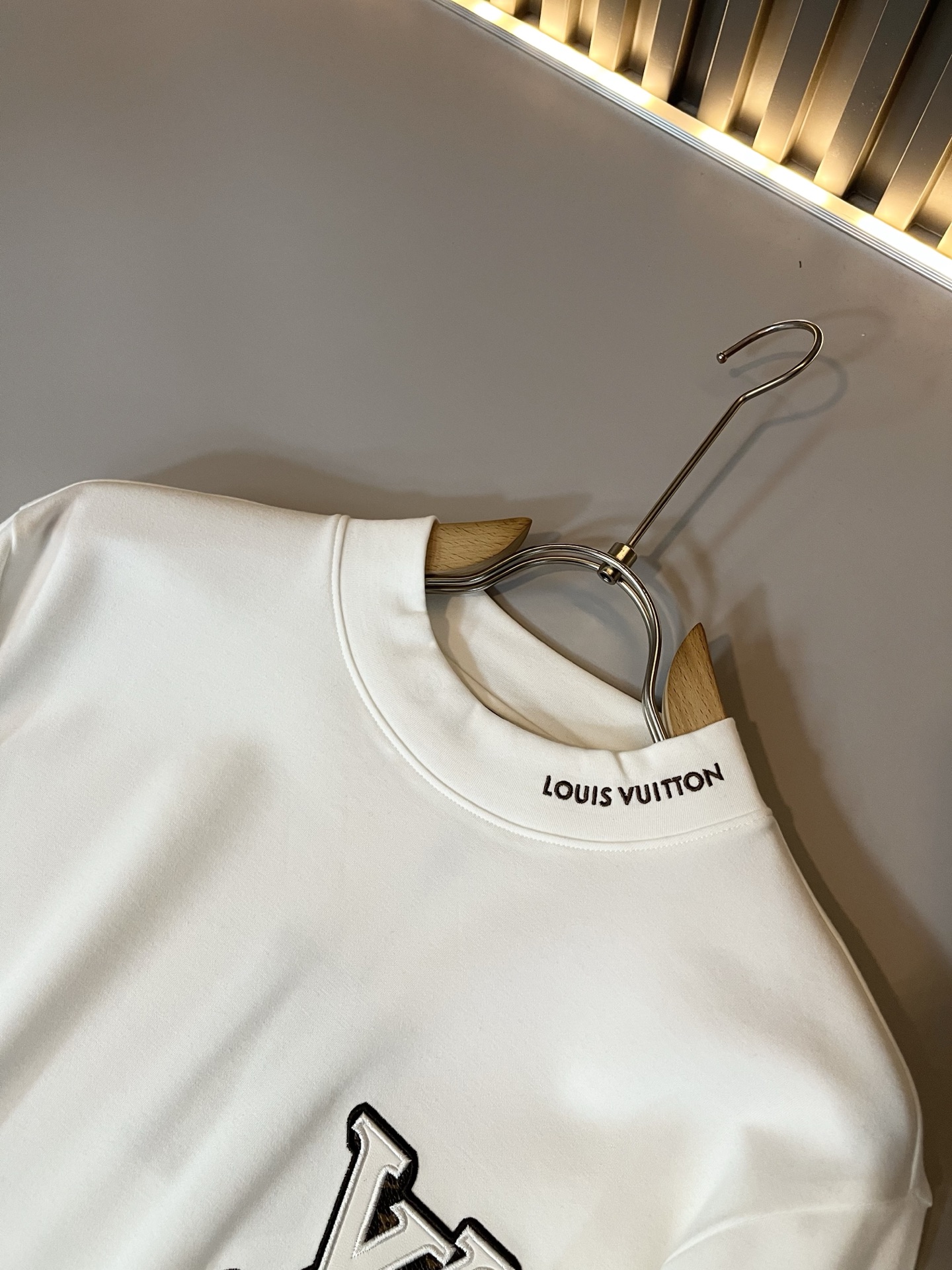 LouisVuitt*路易*登 2025秋冬新款男士长袖打底衫，非常时髦胸前logo刺绣修饰！区别于以往