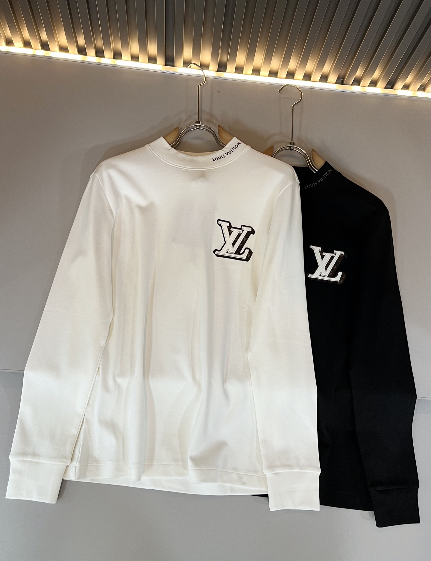 LouisVuitt*路易*登 2025秋冬新款男士长袖打底衫，非常时髦胸前logo刺绣修饰！区别于以往