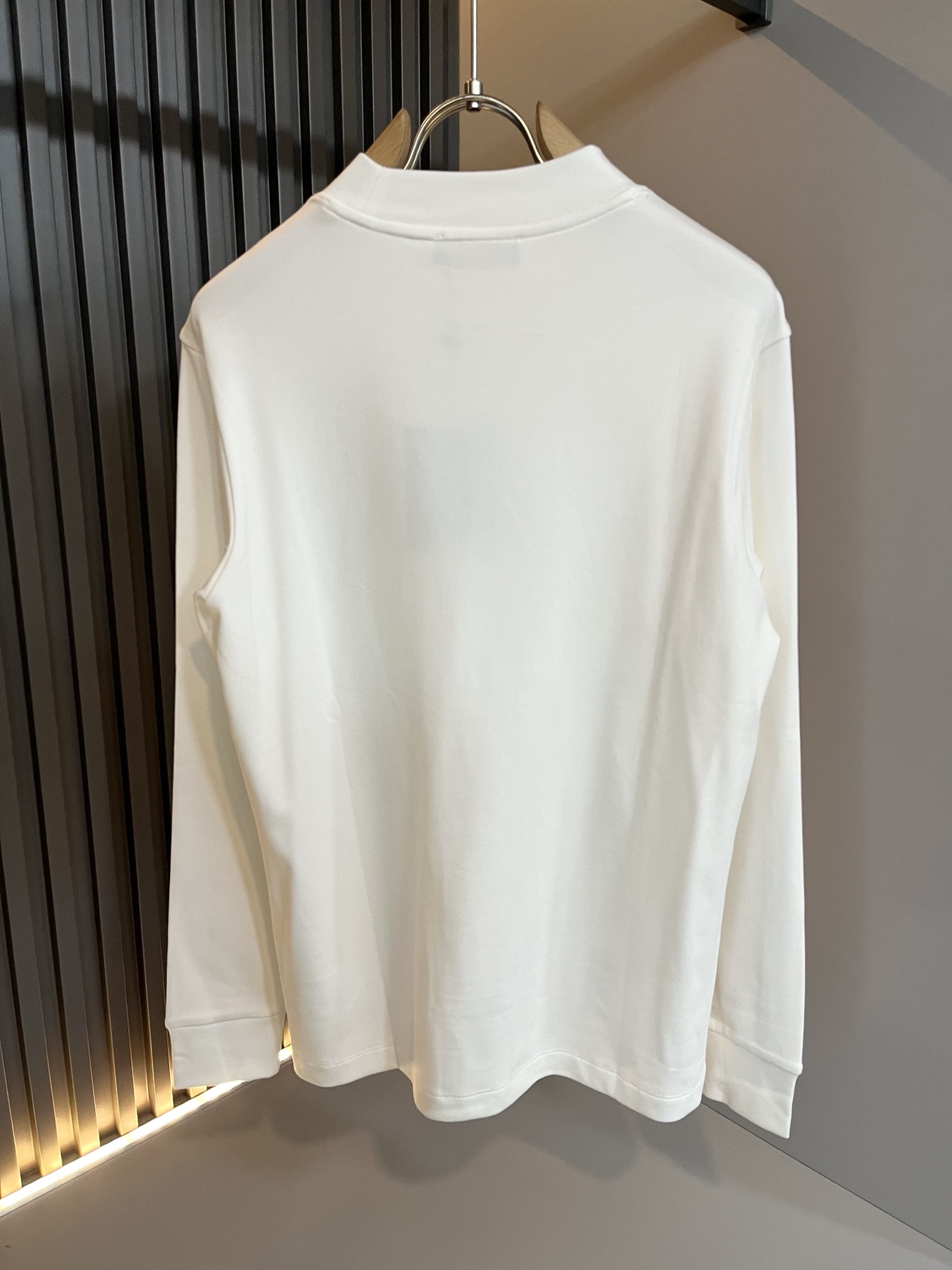 LouisVuitt*路易*登 2025秋冬新款男士长袖打底衫，非常时髦胸前logo刺绣修饰！区别于以往