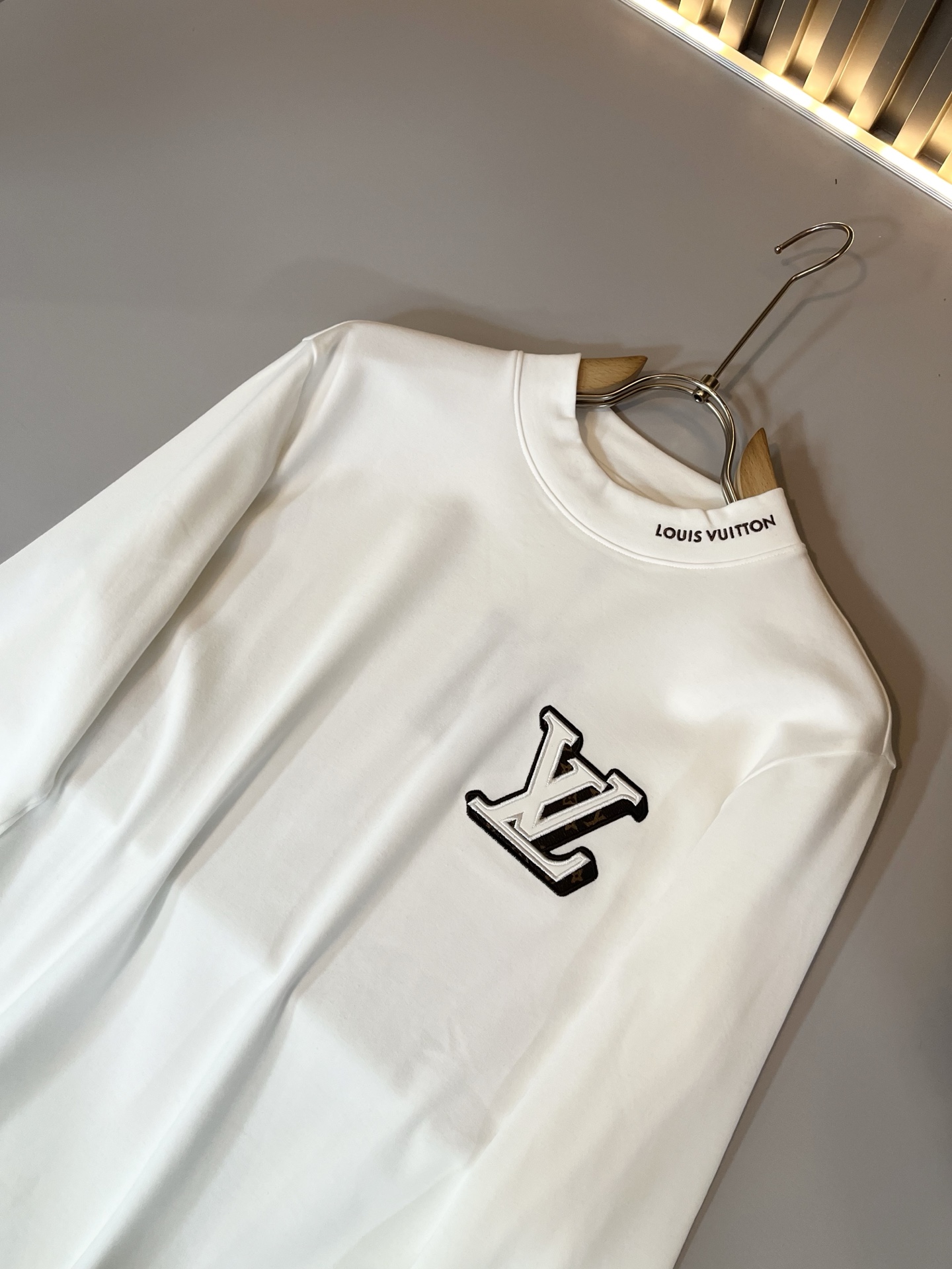 LouisVuitt*路易*登 2025秋冬新款男士长袖打底衫，非常时髦胸前logo刺绣修饰！区别于以往