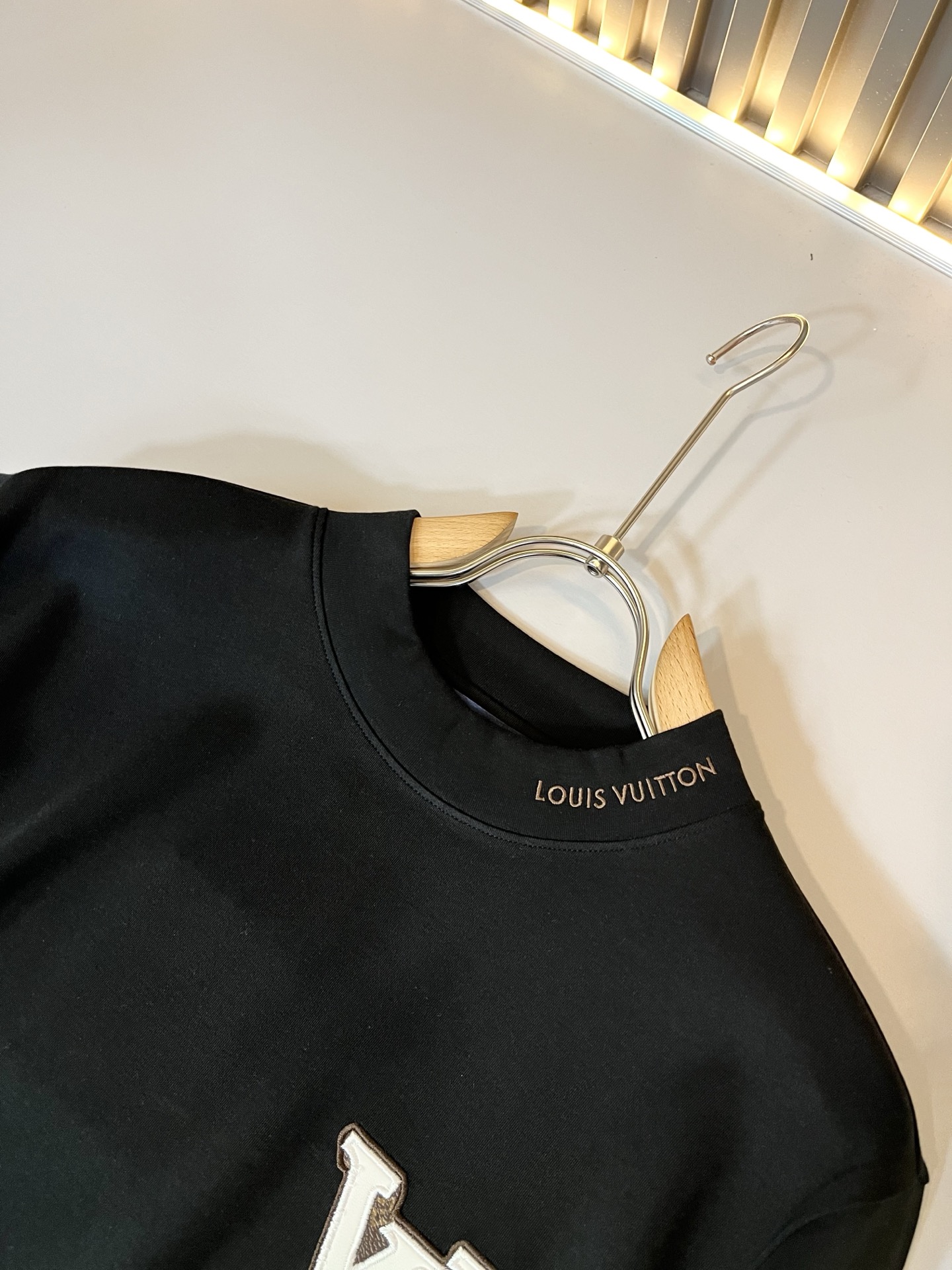 LouisVuitt*路易*登 2025秋冬新款男士长袖打底衫，非常时髦胸前logo刺绣修饰！区别于以往