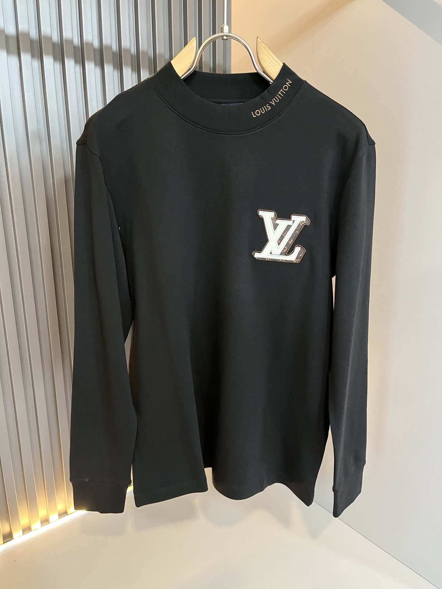 LouisVuitt*路易*登 2025秋冬新款男士长袖打底衫，非常时髦胸前logo刺绣修饰！区别于以往