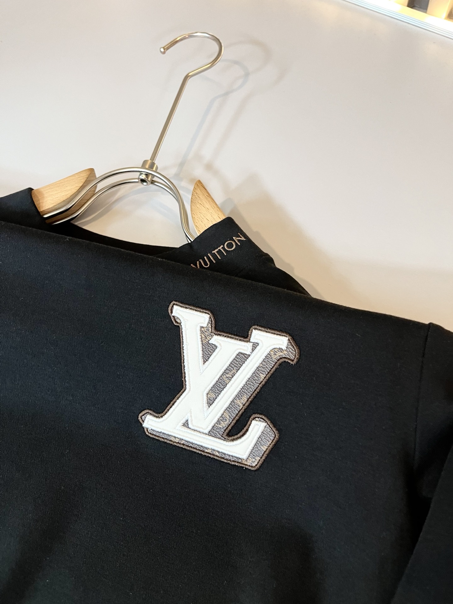 LouisVuitt*路易*登 2025秋冬新款男士长袖打底衫，非常时髦胸前logo刺绣修饰！区别于以往