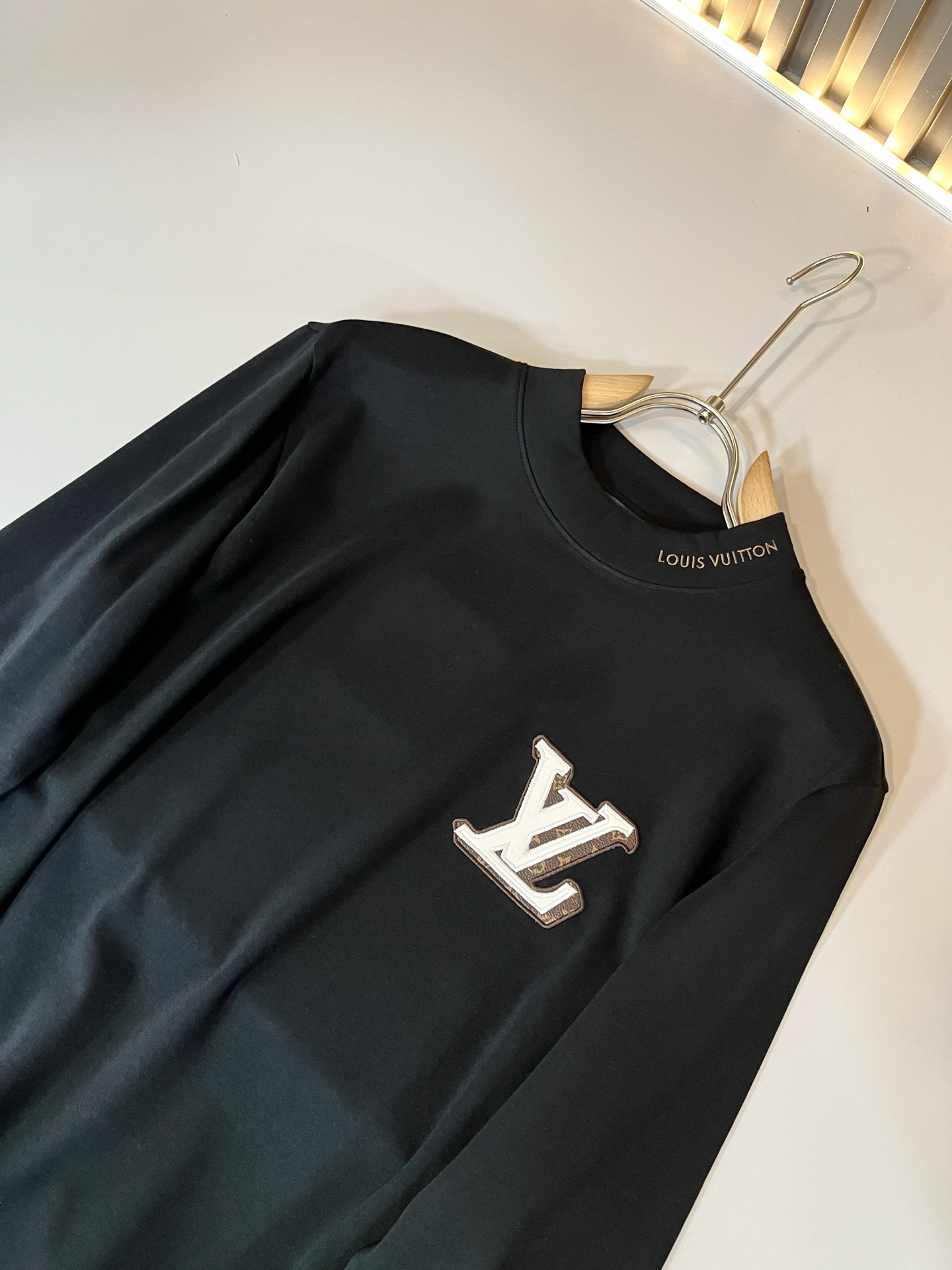 LouisVuitt*路易*登 2025秋冬新款男士长袖打底衫，非常时髦胸前logo刺绣修饰！区别于以往