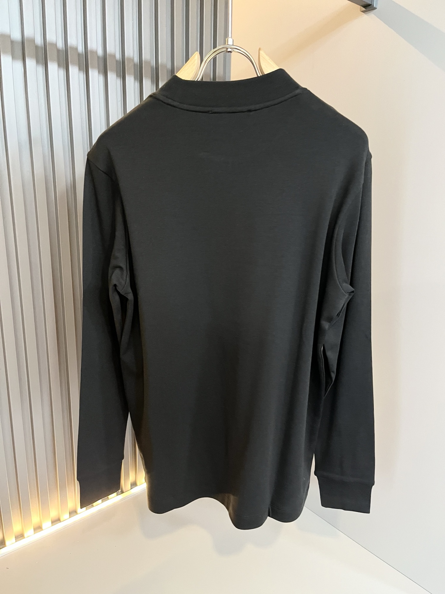 LouisVuitt*路易*登 2025秋冬新款男士长袖打底衫，非常时髦胸前logo刺绣修饰！区别于以往