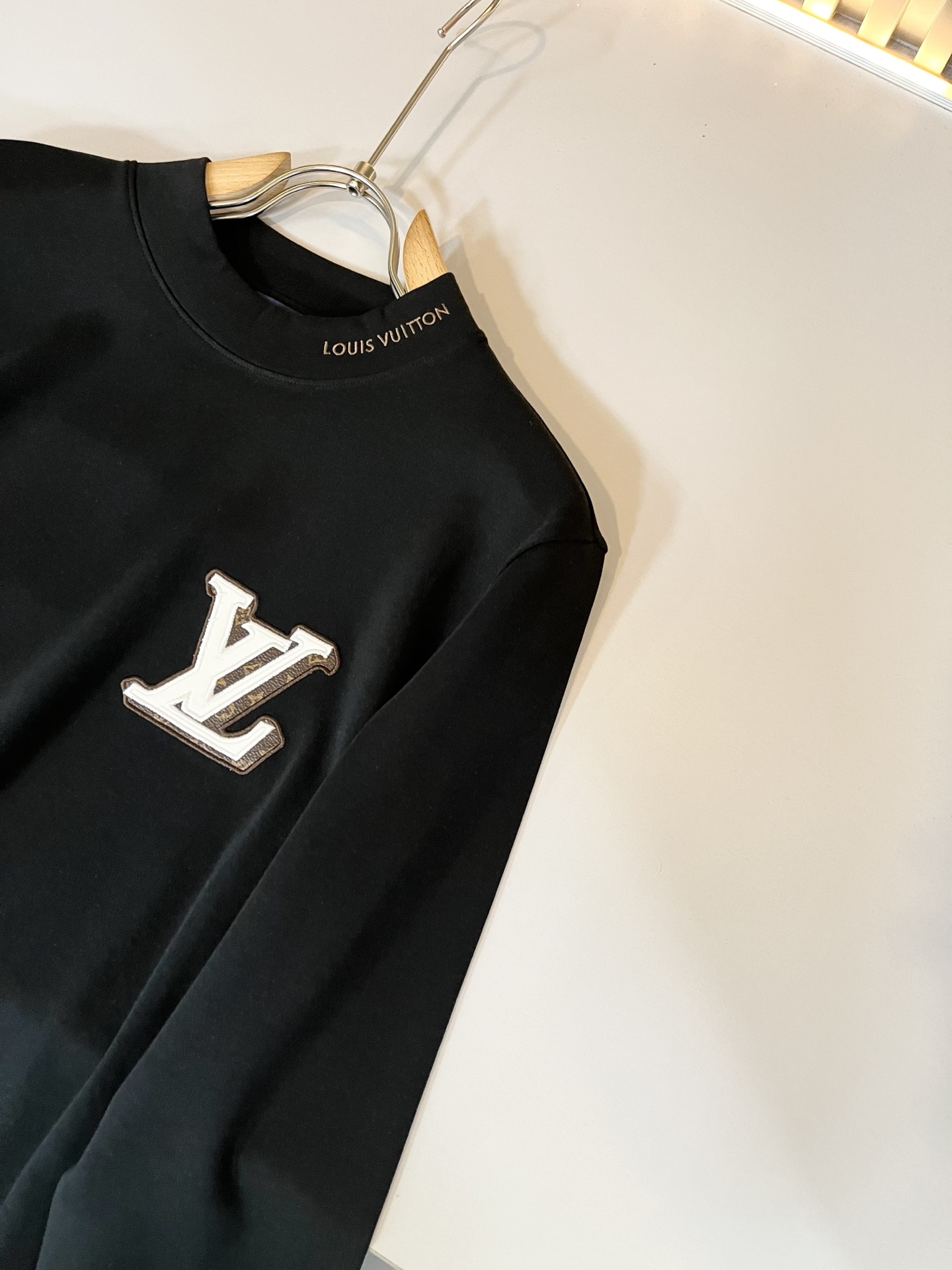 LouisVuitt*路易*登 2025秋冬新款男士长袖打底衫，非常时髦胸前logo刺绣修饰！区别于以往