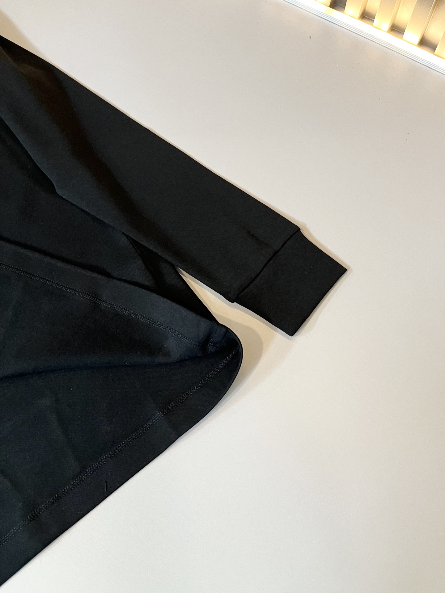 LouisVuitt*路易*登 2025秋冬新款男士长袖打底衫，非常时髦胸前logo刺绣修饰！区别于以往