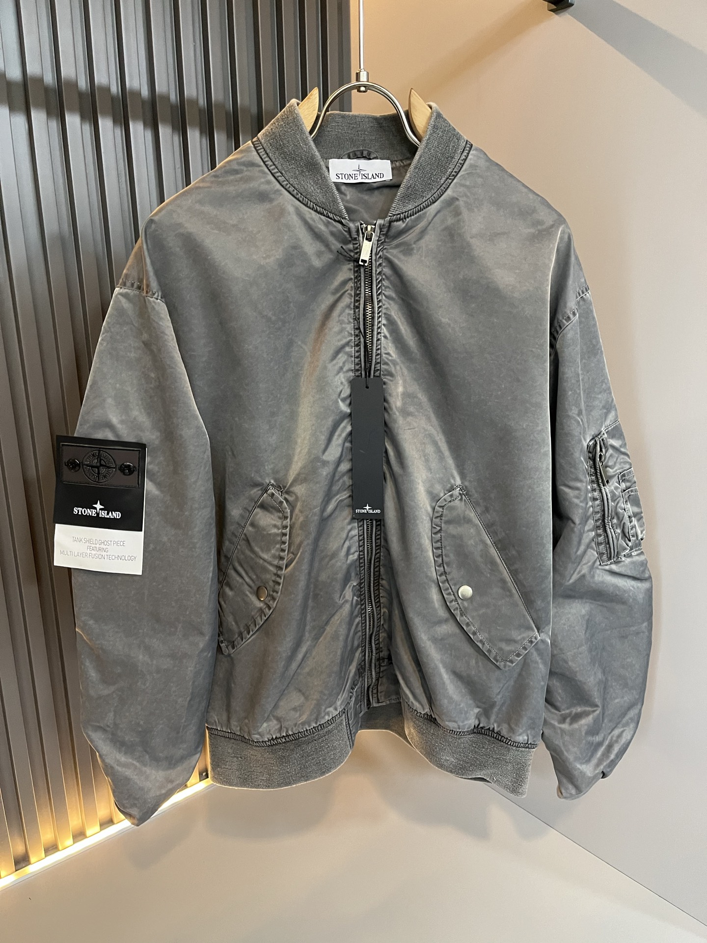 NO:599405,StoneIsland Stone Island 2025 autumn and winter men's jacket, the latest fashionable casual jacket, rarely available through trading company channels, simultaneous official website sale, sleeve logo pattern design!  The high-quality products that the male god is most looking forward to are coming, allowing you to feel what true luxury has connotation! Full of brand style!  Your most enjoyable wearing experience! It perfectly enhances the overall sense of luxury and class, and you can get the high-end luxury atmosphere at a glance!  The upper body is versatile, simple and not fussy, and can easily cope with various occasions and environments. It is undoubtedly a must-have item for daily commuting! Sizes M-2XL,,jackets & coats,jackets & coats,alexander wang19860909StoneIsland 石头岛2025秋冬男士夹克外套,最新时尚休闲夹克,贸易公司渠道稀出,同步官网发售,袖子logo图案设计！男神最为期待的精品狠货重磅来袭,让你感受到什么叫真正的高奢有内涵!满满的品牌风格！你最为享受的穿着体验! 完美提升了整体的奢华档次感,一眼就能Get到的高端奢华气息！上身百搭简约不挑人,轻松应对各种场合与环境,属于日常通勤必备的臻品无疑!尺码M-2XL,,jackets & coats,jackets & coats,alexander wang,Men's clothing