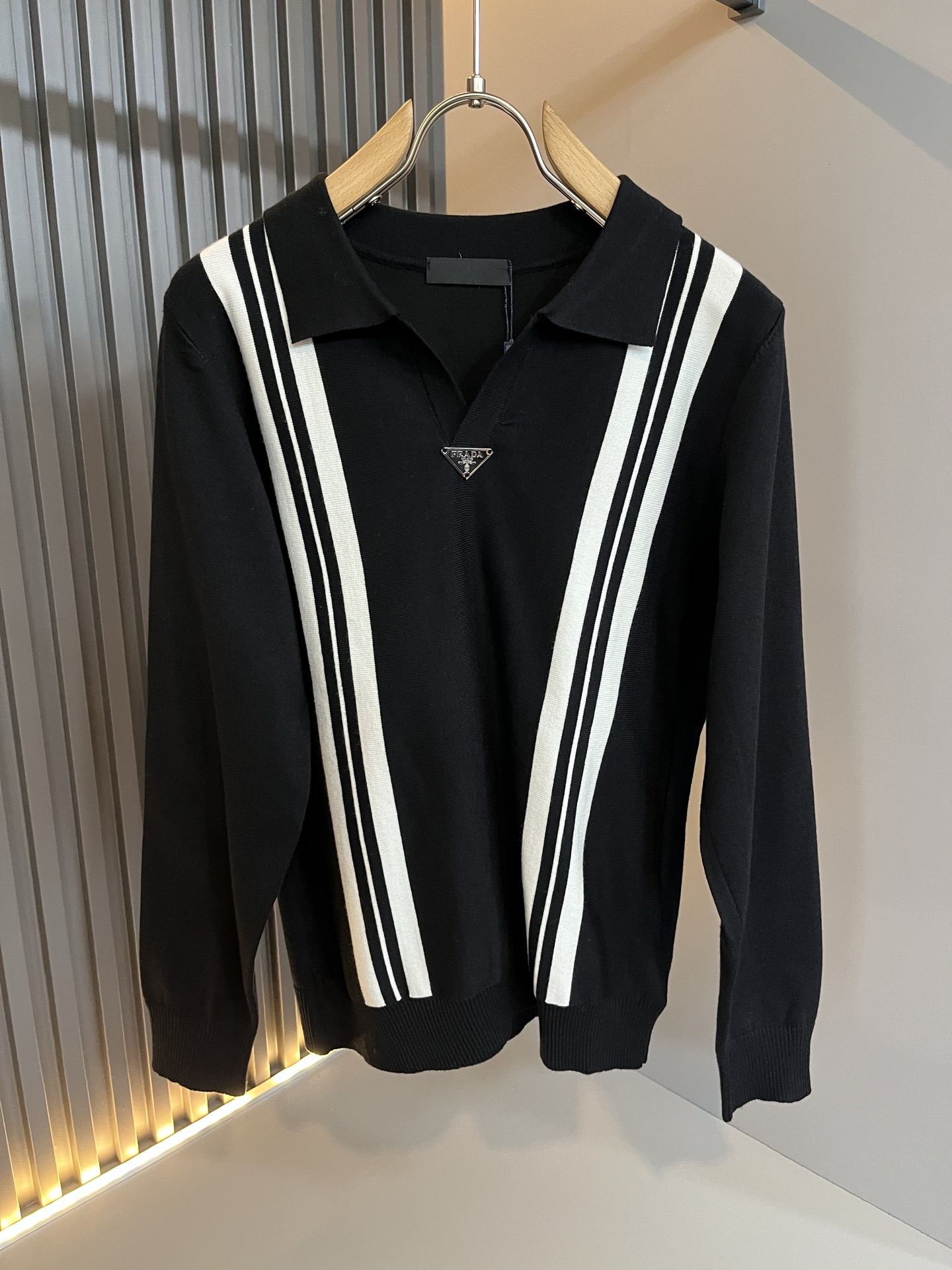 NO:599408,PRAD*A's 2025 new autumn and winter men's knitted woolen sweaters, the latest model is exclusively available on the entire network!  !  ~It is both classic and fashionable, who doesn’t love it? It shows the classic again, it is very eye-catching, and it has a low-luxury aura and recognition!  Pr*da's traditional brand concept and modern advanced technology are perfectly combined. Coupled with an extremely modern and simple design, Pr*da's exclusive three-dimensional logo hardware pattern badge design!  Customized 100% imported wool fabric!  The texture of this model is quite impressive. You can tell the specifications and grades at your fingertips. The level of finesse and breathability are top-notch!  Size M-3XL,,prada,alexander wang19860909PRAD*A普*达2025秋冬新款男士针织羊毛衫,最新款全网独家首上！！~既经典有时尚百搭,谁不爱啊,将经典再次展现,非常的耐看,自带低奢光环与辨识度！Pr*da传统的品牌理念和现代化的先进技术进行了完美结合.加上极其现代摩登风范的简约设计,p家专属立体标识logo五金图案徽章设计！定制百分百进口羊毛面料！此款的质感相当感人 触手便知规格档次 细腻程度与透气效果堪称顶级！尺码M-3XL,,prada,alexander wang,Men's clothing