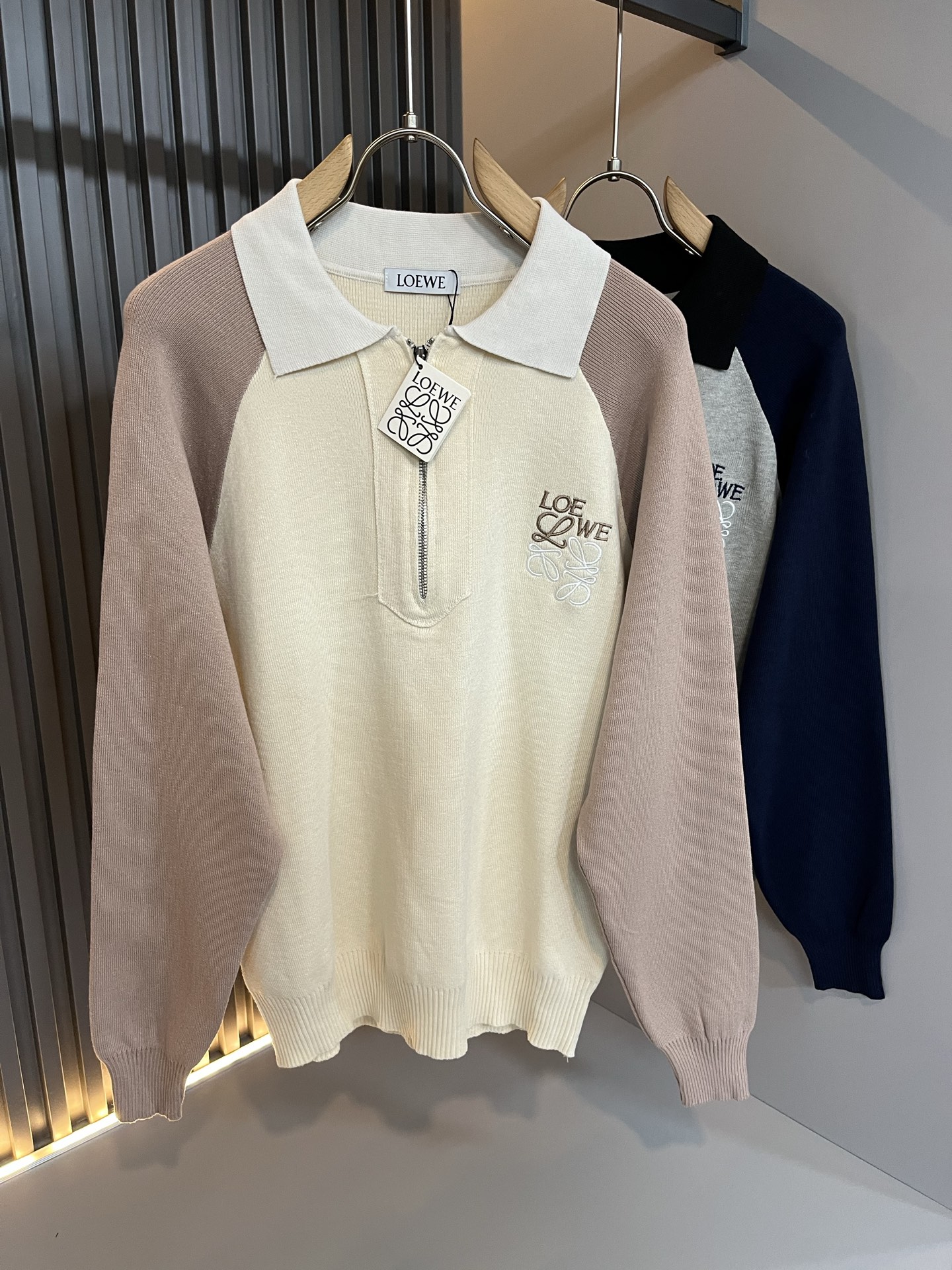 NO:599392,LO*WE/Luo*Wei 2025 new autumn and winter knitted sweaters for men and women, sold through trading company channels, the latest products in 2025, sold simultaneously in official counters, classic star-level items!  LO*WE's leather goods have the highest say in the entire fashion circle. The brand value is very influential and has a century-old historical and cultural heritage. It is a brand used by the royal family and nobles. Its exquisite craftsmanship and design have subverted modern aesthetics!  The overall design is in line with the aesthetic design of the LOE family, using classic brand elements, perfectly inheriting the essence and genes of the LOE family, and designing the logo and pattern crochet design!  The vision is quite exquisite and beautiful, highlighting the brand characteristics, highly recognizable and very fashionable. The overall design interprets minimalism to the extreme, simple and elegant!  We supply high-end materials imported from Egypt and select high-end knitted wool fabrics!  Extremely luxurious and special materials, the fabric properties are all excellent, the tactile experience is self-evident, the ultimate luxury enjoyment!  The appearance is perfect, and the details are exquisite and elegant. It not only reduces age but also highlights the fashionable temperament. The upper body is full of temperament. The color matching is quite in line with the needs of matching seasons. It has a high degree of control and mix-matching. It has no age limit and has an excellent sense of style!  Size M-3XL,,loewe,alexander wang19860909LO*WE/罗*威2025秋冬新款男女同款针织羊毛衫,贸易公司渠道货,2025年最新品,官柜同步售卖,经典明星级单品！LO*WE家的皮具单品在整个时装圈最有极高的的发言权,品牌价值影响力颇高,有着百年历史文化底蕴,皇室御贵族御用品牌,其精湛的手工艺及设计感颠覆了现代审美！整体的设计符合LOE家美学设计,运用了经典的品牌元素,完美沿袭了LOE家的精髓与基因,设计logo标识图案钩织设计！视觉颇为精致美观,彰显了品牌特质,辨识度极高且极具时髦感,整体的设计将极简主义阐释到极致,简约而大方！客供埃及进口高级物料,甄选高端针织羊毛面料！极为奢华特殊的材质,面料属性皆为上乘,触感体验不言而喻,奢华极致享受！品相完美如斯,细节处处精致考究,即减龄又凸显了时髦气质感,上身满满的气质感,配色相当符合搭配季节需求,驾驭度混搭性极高,无关年龄界定,造型感极佳的一款单品！尺码M-3XL,,loewe,alexander wang,Men's clothing