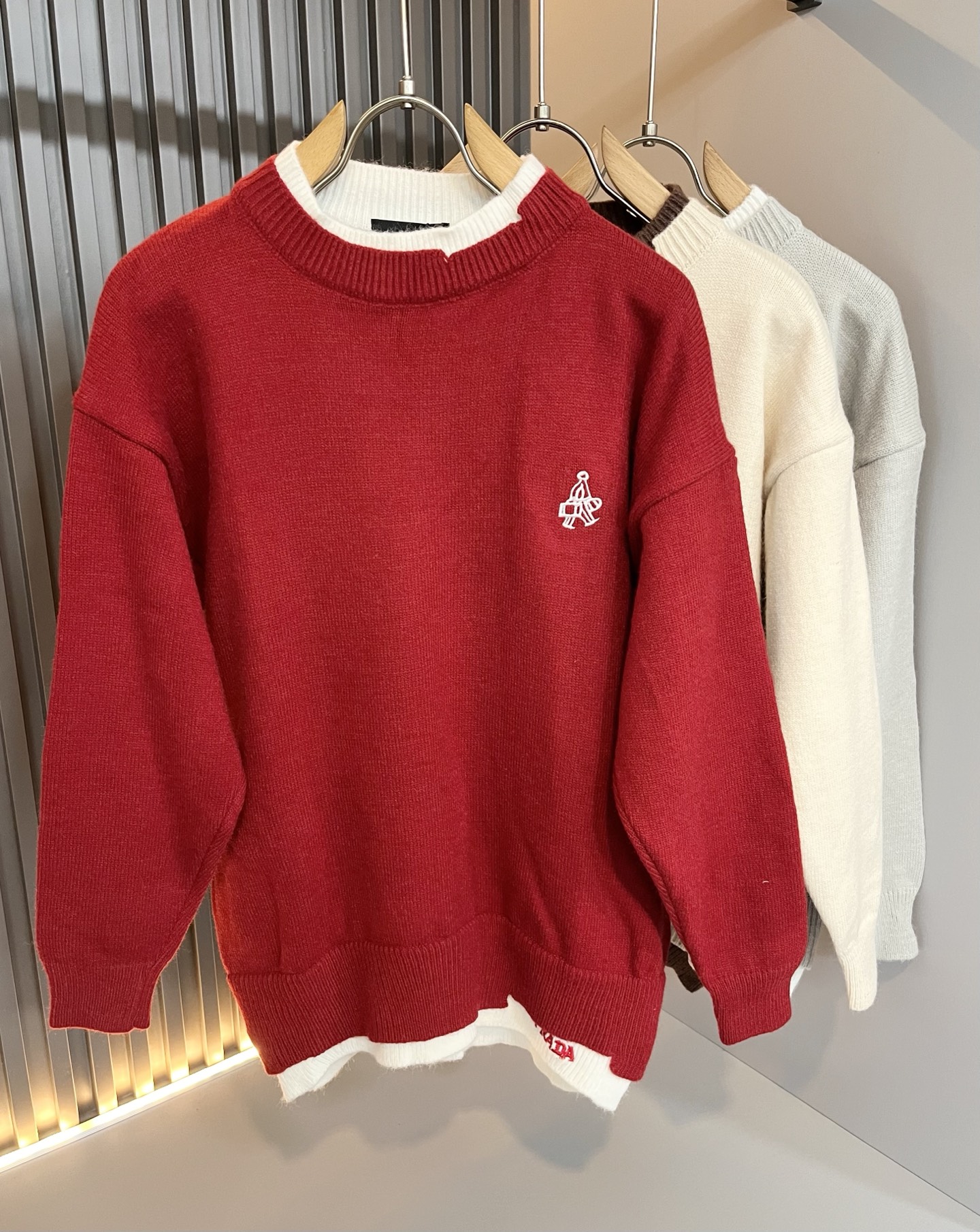 NO:600610,PRAD*A's 2025 new autumn and winter men's knitted woolen sweaters, the latest model is exclusively available on the entire network!  !  ~It is both classic and fashionable, who doesn’t love it? It shows the classic again, it is very eye-catching, and it has a low-luxury aura and recognition!  Pr*da's traditional brand concept and modern advanced technology are perfectly combined. Coupled with an extremely modern and simple design, Pr*da's exclusive three-dimensional logo pattern embroidery design!  Customized 100% imported wool fabric!  The texture of this model is quite impressive. You can tell the specifications and grades at your fingertips. The level of finesse and breathability are top-notch!  Size S-2XL,,prada,alexander wang19860909PRAD*A普*达2025秋冬新款男士针织羊毛衫,最新款全网独家首上！！~既经典有时尚百搭,谁不爱啊,将经典再次展现,非常的耐看,自带低奢光环与辨识度！Pr*da传统的品牌理念和现代化的先进技术进行了完美结合.加上极其现代摩登风范的简约设计,p家专属立体标识logo图案刺绣设计！定制百分百进口羊毛面料！此款的质感相当感人 触手便知规格档次 细腻程度与透气效果堪称顶级！尺码S-2XL,,prada,alexander wang,Men's clothing