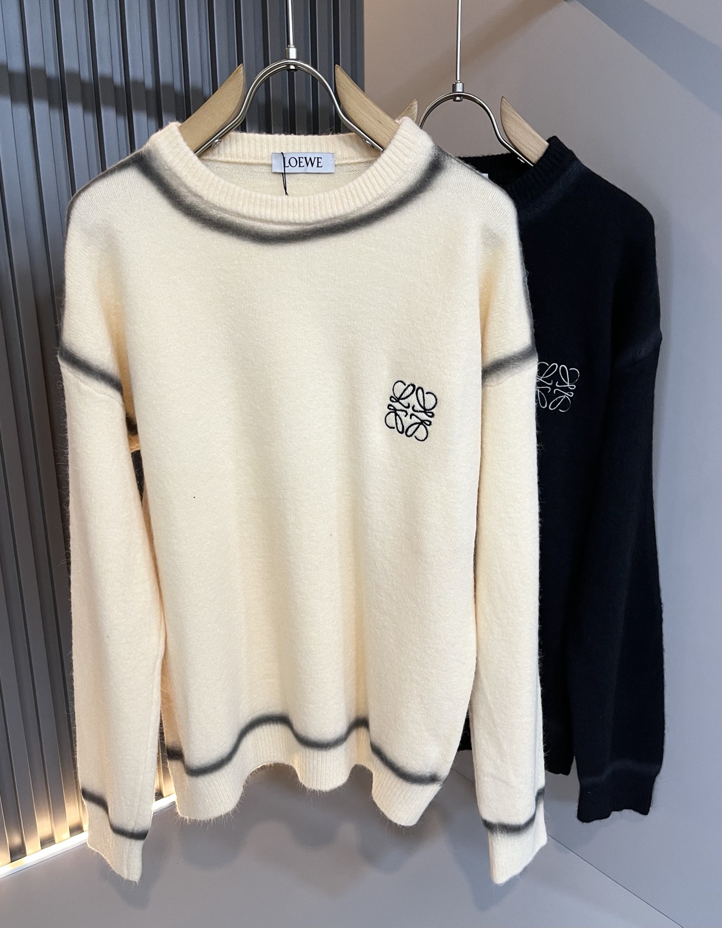 NO:600606,LO*WE/Luo*Wei 2025 new autumn and winter knitted sweaters for men and women, sold through trading company channels, the latest products in 2025, sold simultaneously in official counters, classic star-level items!  LO*WE's leather goods have the highest say in the entire fashion circle. The brand value is very influential and has a century-old historical and cultural heritage. It is a brand used by the royal family and nobles. Its exquisite craftsmanship and design have subverted modern aesthetics!  The overall design is in line with the aesthetic design of the LOE family, using classic brand elements, perfectly inheriting the essence and genes of the LOE family, and designing the logo and pattern crochet design!  The vision is quite exquisite and beautiful, highlighting the brand characteristics, highly recognizable and very fashionable. The overall design interprets minimalism to the extreme, simple and elegant!  We supply high-end materials imported from Egypt and select high-end knitted wool fabrics!  Extremely luxurious and special materials, the fabric properties are all excellent, the tactile experience is self-evident, the ultimate luxury enjoyment!  The appearance is perfect, and the details are exquisite and elegant. It not only reduces age but also highlights the fashionable temperament. The upper body is full of temperament. The color matching is quite in line with the needs of matching seasons. It has a high degree of control and mix-matching. It has no age limit and has an excellent sense of style!  Size M-3XL,,loewe,alexander wang19860909LO*WE/罗*威2025秋冬新款男女同款针织羊毛衫,贸易公司渠道货,2025年最新品,官柜同步售卖,经典明星级单品！LO*WE家的皮具单品在整个时装圈最有极高的的发言权,品牌价值影响力颇高,有着百年历史文化底蕴,皇室御贵族御用品牌,其精湛的手工艺及设计感颠覆了现代审美！整体的设计符合LOE家美学设计,运用了经典的品牌元素,完美沿袭了LOE家的精髓与基因,设计logo标识图案钩织设计！视觉颇为精致美观,彰显了品牌特质,辨识度极高且极具时髦感,整体的设计将极简主义阐释到极致,简约而大方！客供埃及进口高级物料,甄选高端针织羊毛面料！极为奢华特殊的材质,面料属性皆为上乘,触感体验不言而喻,奢华极致享受！品相完美如斯,细节处处精致考究,即减龄又凸显了时髦气质感,上身满满的气质感,配色相当符合搭配季节需求,驾驭度混搭性极高,无关年龄界定,造型感极佳的一款单品！尺码M-3XL,,loewe,alexander wang,Men's clothing