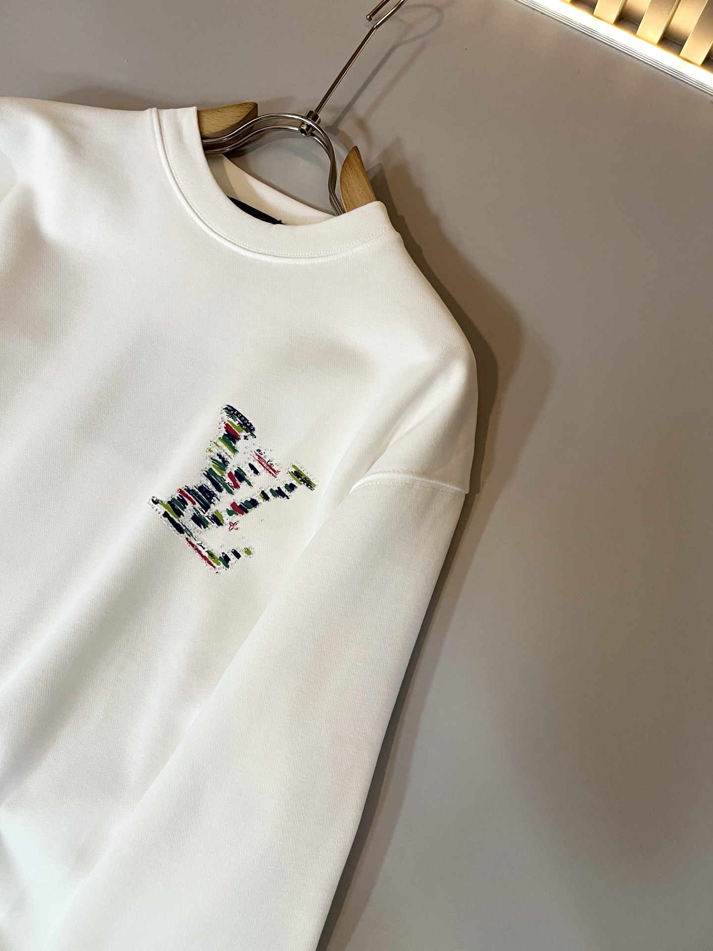 LouisVuitt*路易*登 2025卫衣全新系列单品上线，非常时髦前卫的一款男女同款卫衣，标识log