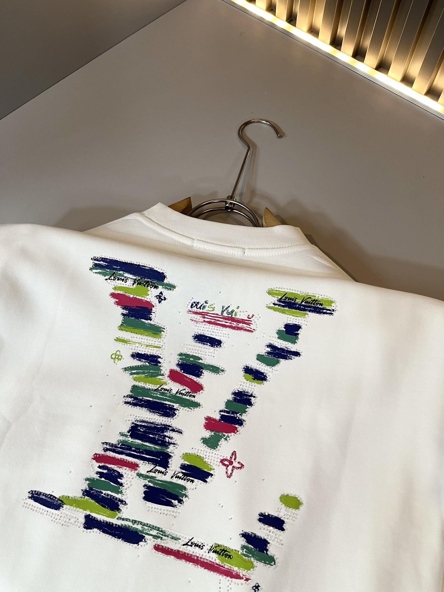 LouisVuitt*路易*登 2025卫衣全新系列单品上线，非常时髦前卫的一款男女同款卫衣，标识log