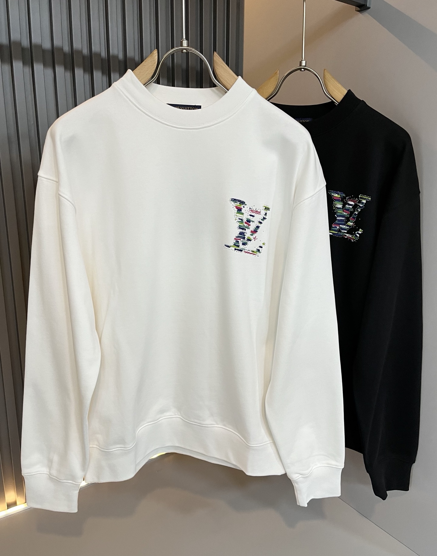 NO:598397,A new series of LouisVuitt* Louis*den sweatshirts is online. It is a very fashionable and avant-garde sweatshirt for men and women, decorated with logo and pattern laminated technology!  It is different from the past and declares the design concept that the brand has inherited for many years!  Its eye-catching appeal is no less than any classic style, perfectly presenting the sense of fashion, high-end and luxury to the world!  It is made of imported 100% cotton material supplied by customers. It is a selection of high-quality 320g pure cotton fabrics. It feels soft, waxy and skin-friendly. It will definitely exceed your imagination when you get it. It is extremely comfortable and breathable. Even if you sweat profusely, you will not feel greasy or stuffy at all. It maximizes sweat wicking and moisture absorption!  Size M-3XL,,louis vuitton,louis vuitton,hoodie,sweatshirts,alexander wang19860909LouisVuitt*路易*登 卫衣全新系列单品上线,非常时髦前卫的一款男女同款卫衣,标识logo图案压胶工艺修饰！区别于以往的不同,宣示品牌传承多年的设计理念！其吸睛度完全不亚于任何经典款式,将时髦高级感与奢华感完美呈现在世人眼前！客供进口全棉材质制成,精选优质320g纯棉面料,触感软糯亲肤细腻,实物到手绝对超乎你的想象,贴身无比舒适透气,即便是汗流浃背也不会有腻身及闷热感可言,将排汗吸湿性发挥到了极致！尺码M-3XL,,louis vuitton,louis vuitton,hoodie,sweatshirts,alexander wang,Men's clothing