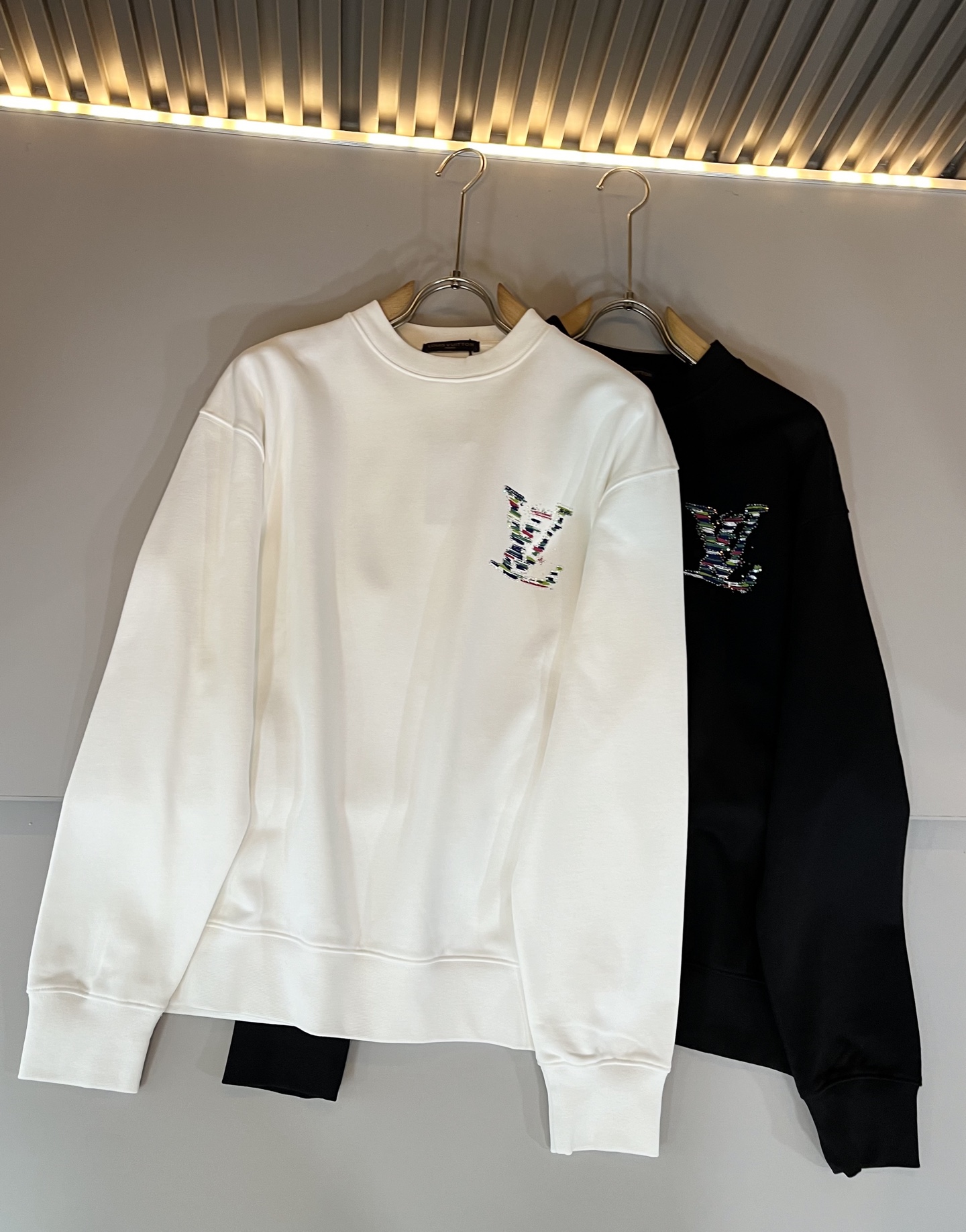 LouisVuitt*路易*登 2025卫衣全新系列单品上线，非常时髦前卫的一款男女同款卫衣，标识log