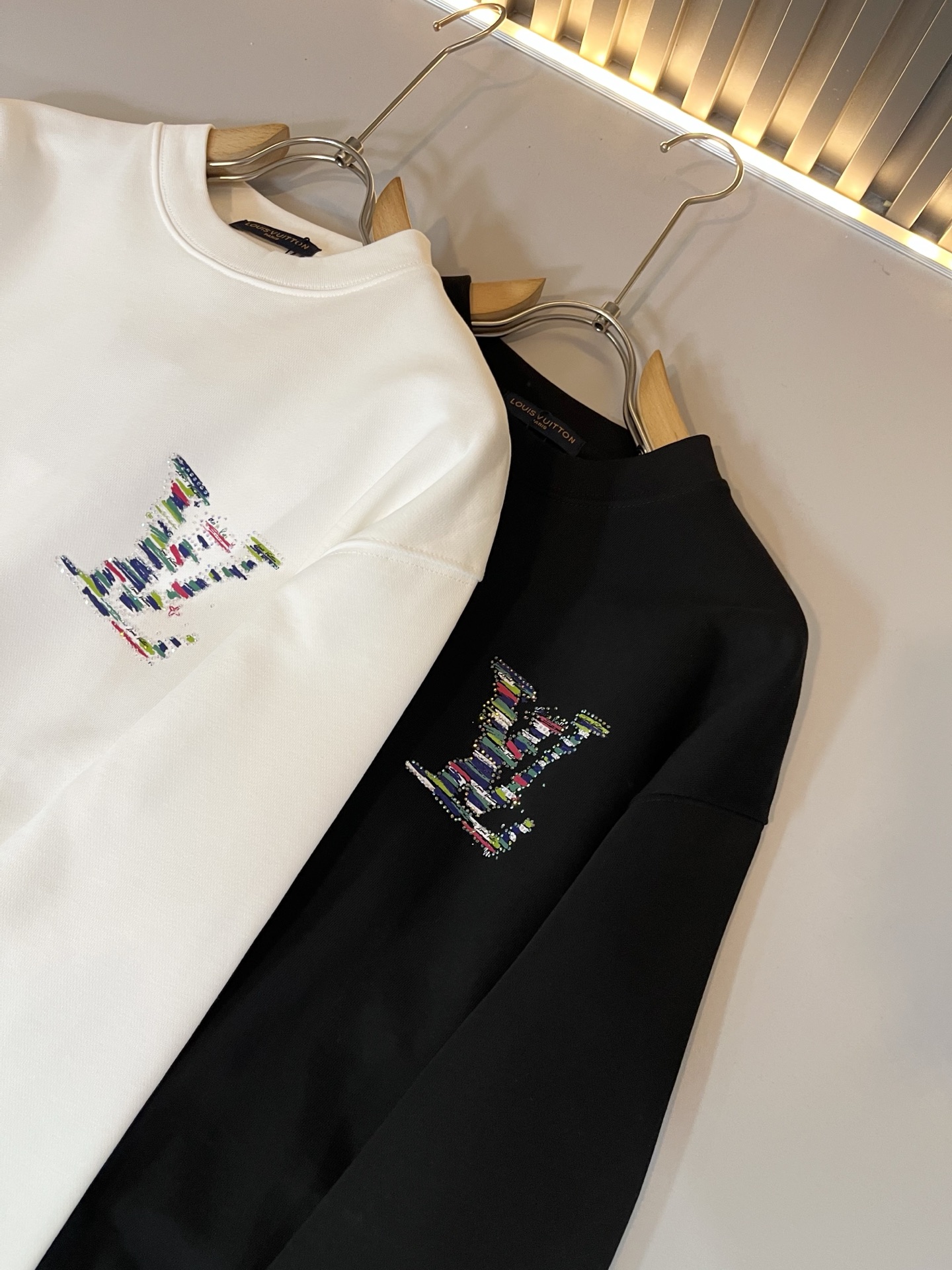 LouisVuitt*路易*登 2025卫衣全新系列单品上线，非常时髦前卫的一款男女同款卫衣，标识log