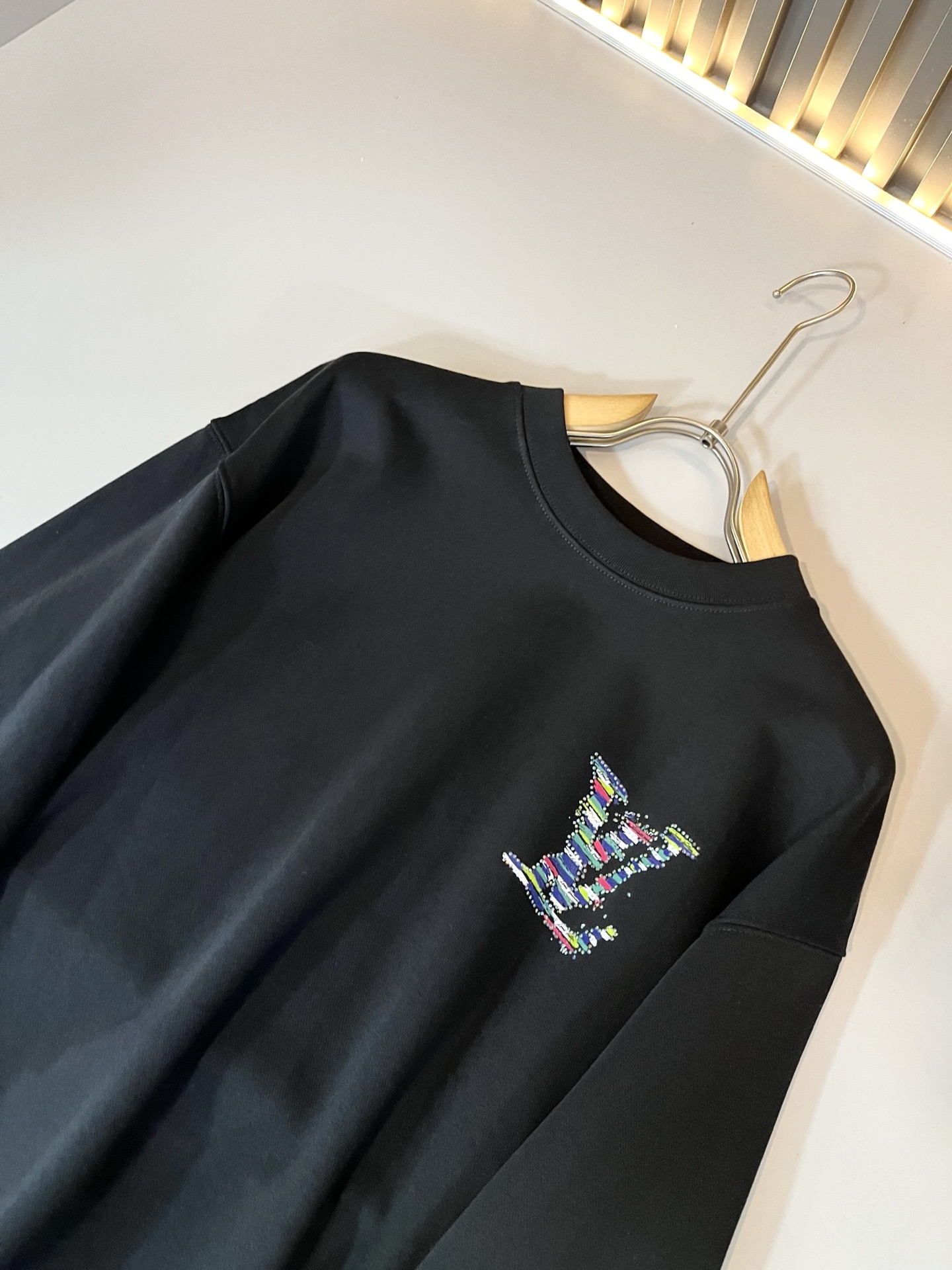 LouisVuitt*路易*登 2025卫衣全新系列单品上线，非常时髦前卫的一款男女同款卫衣，标识log