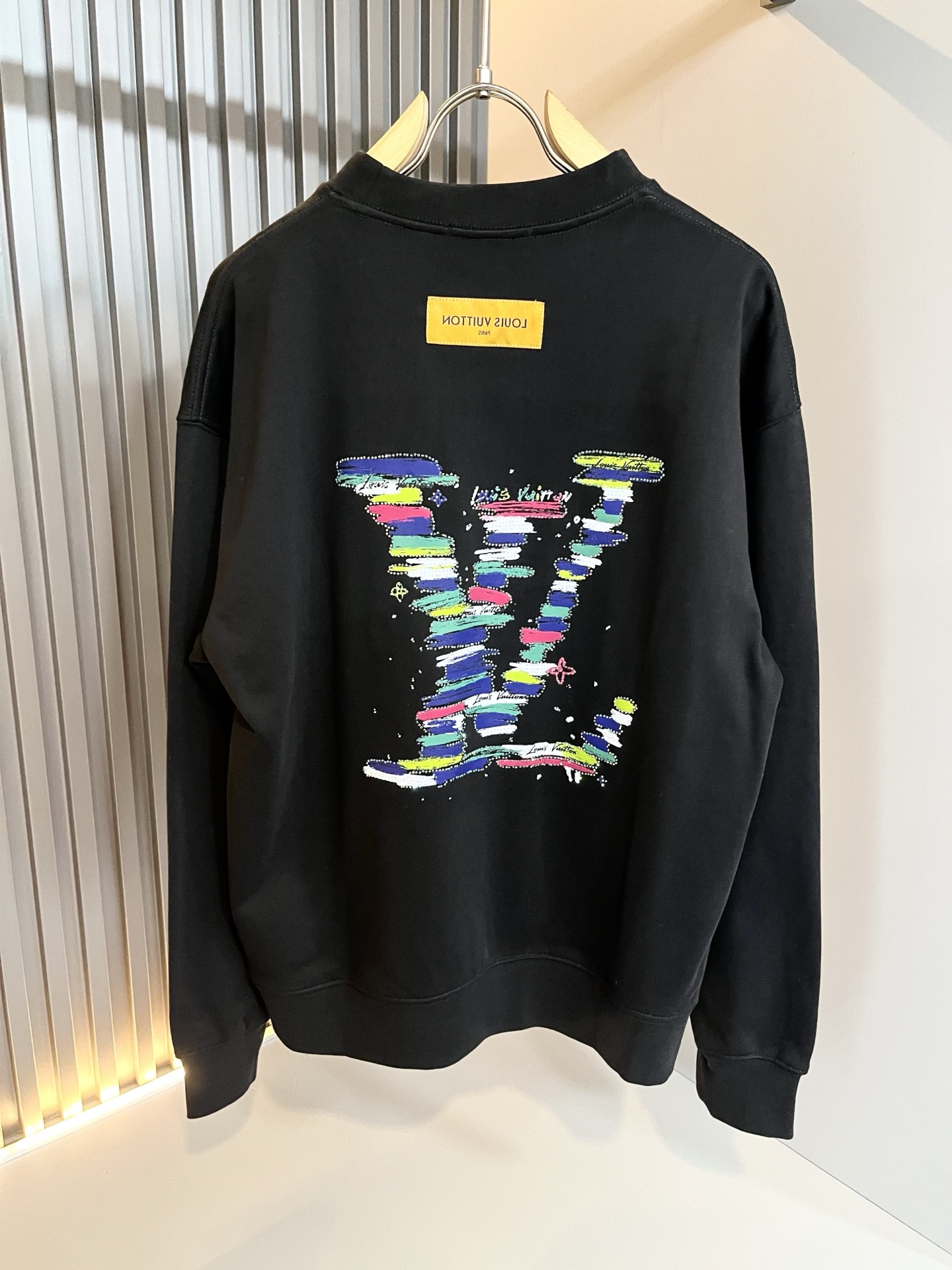 LouisVuitt*路易*登 2025卫衣全新系列单品上线，非常时髦前卫的一款男女同款卫衣，标识log