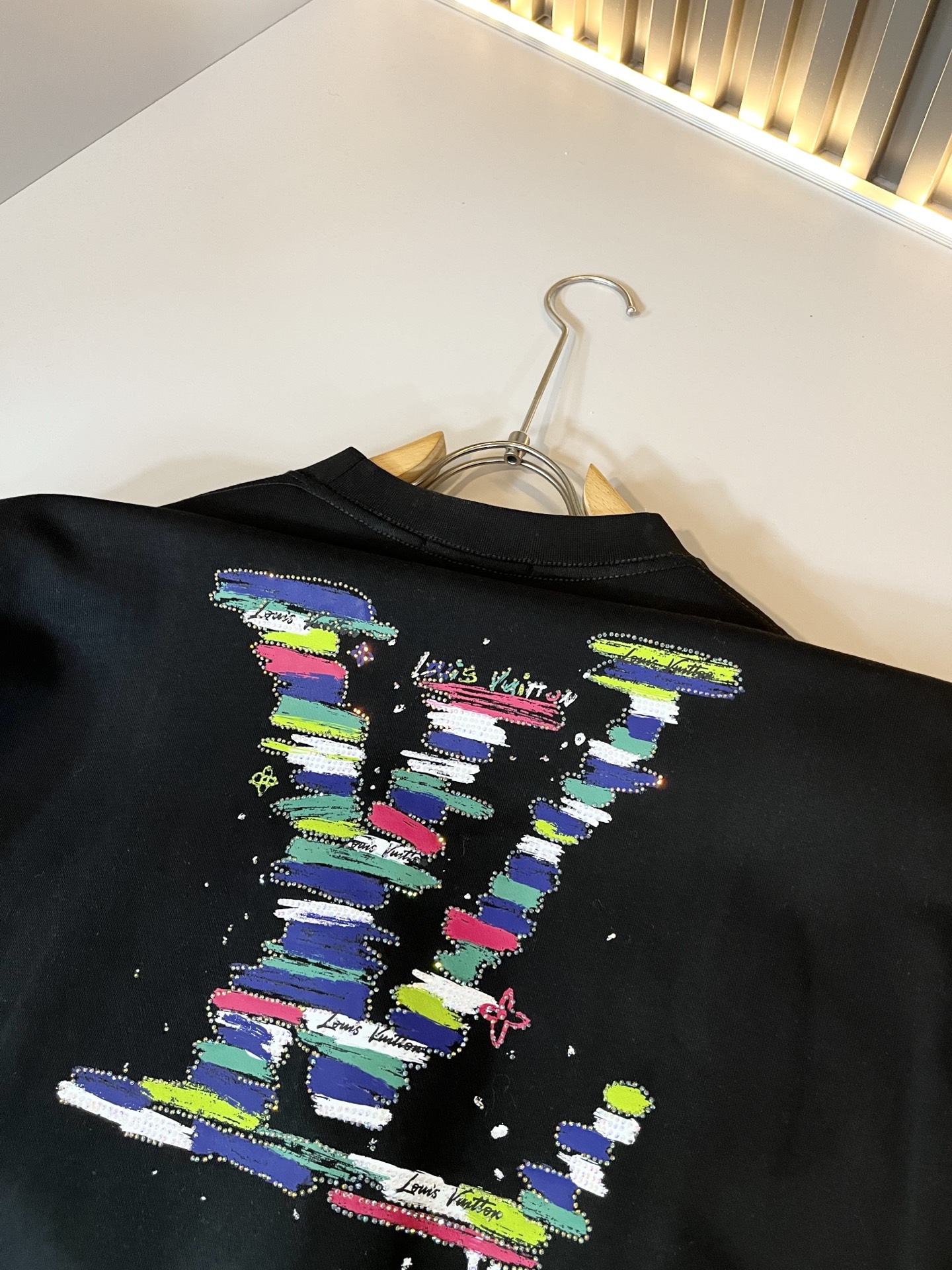 LouisVuitt*路易*登 2025卫衣全新系列单品上线，非常时髦前卫的一款男女同款卫衣，标识log