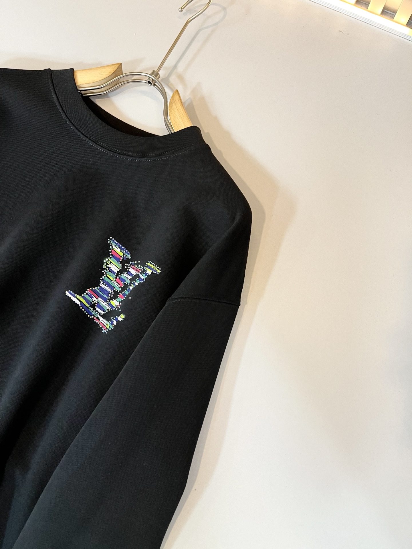 LouisVuitt*路易*登 2025卫衣全新系列单品上线，非常时髦前卫的一款男女同款卫衣，标识log