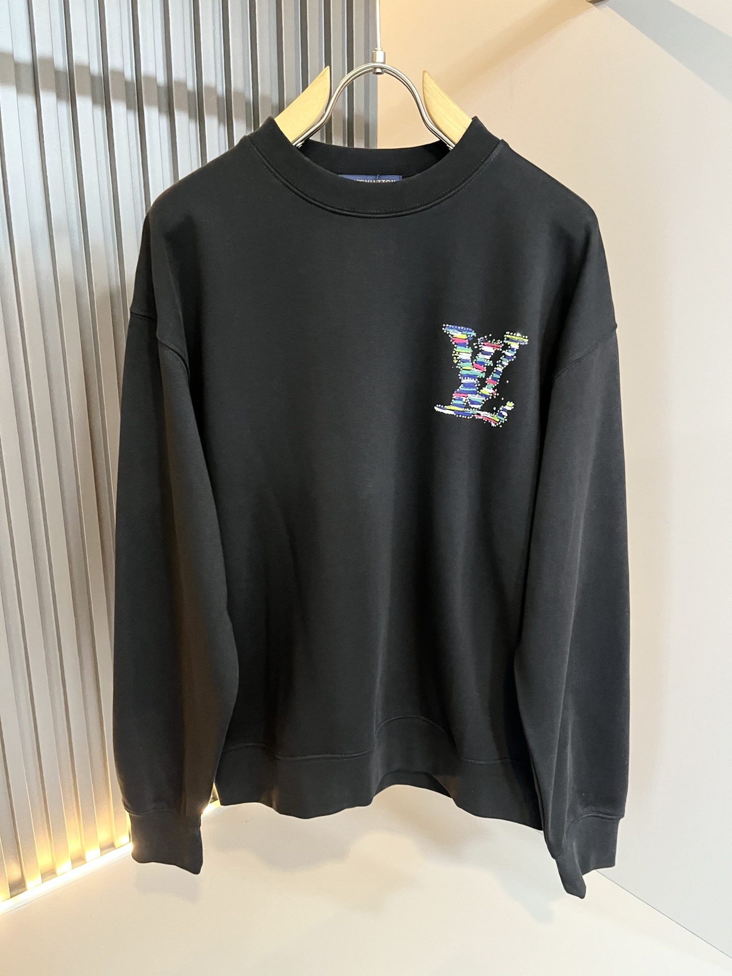 LouisVuitt*路易*登 2025卫衣全新系列单品上线，非常时髦前卫的一款男女同款卫衣，标识log