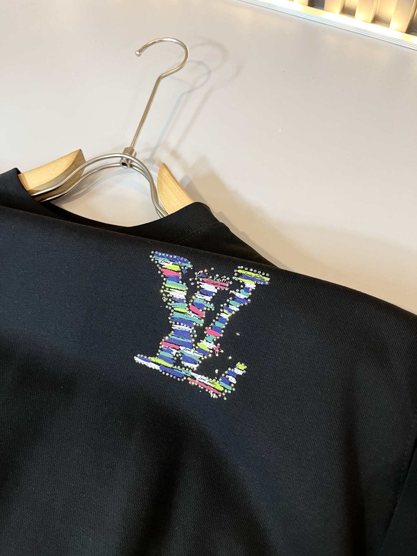 LouisVuitt*路易*登 2025卫衣全新系列单品上线，非常时髦前卫的一款男女同款卫衣，标识log