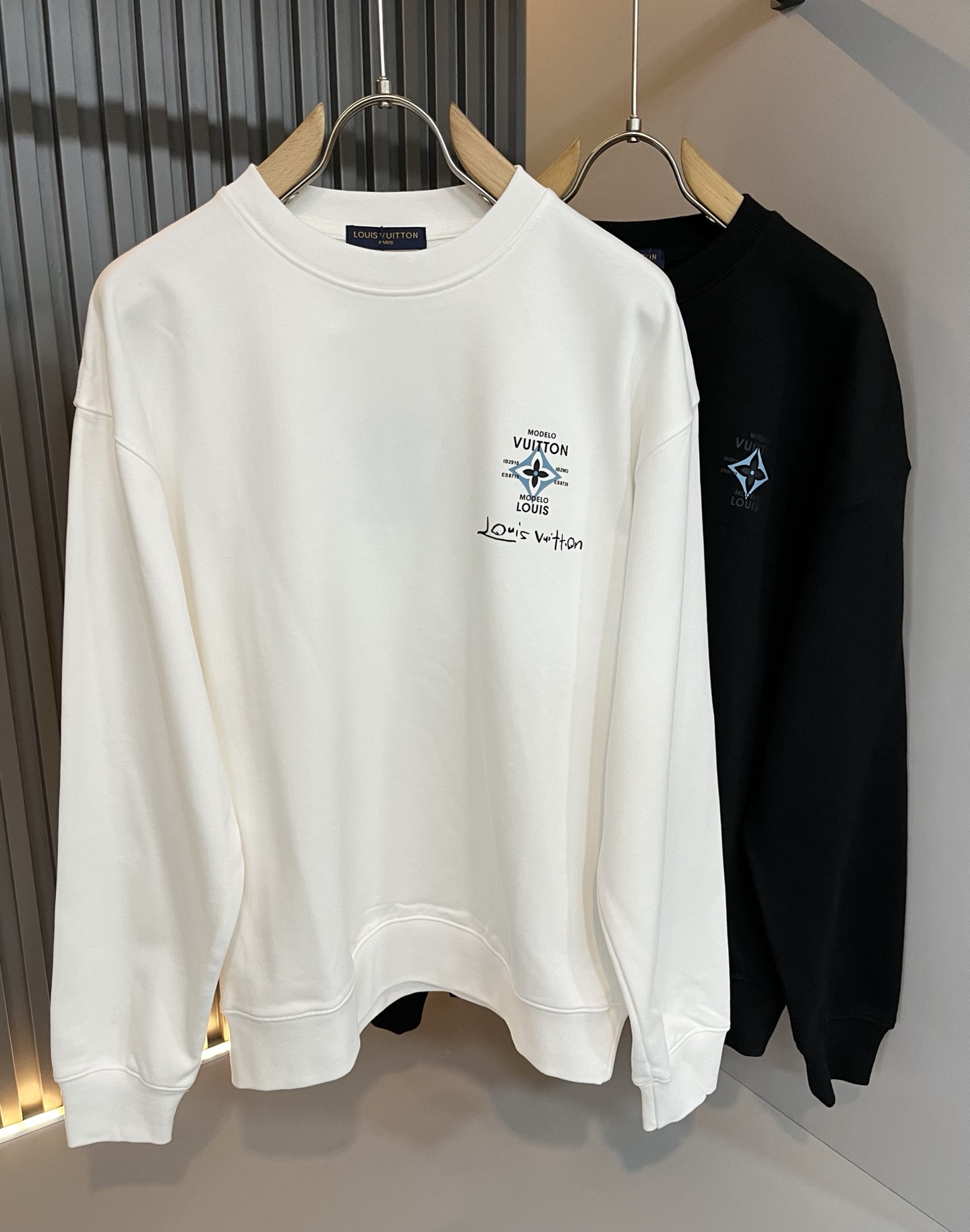 NO:599385,LouisVuitt* Louis*den's new 2025 sweatshirt series is online. It is a very fashionable and avant-garde sweatshirt for men and women, decorated with logo and pattern laminated technology!  It is different from the past and declares the design concept that the brand has inherited for many years!  Its eye-catching appeal is no less than any classic style, perfectly presenting the sense of fashion, high-end and luxury to the world!  It is made of imported 100% cotton material supplied by customers. It is a selection of high-quality 320g pure cotton fabrics. It feels soft, waxy and skin-friendly. It will definitely exceed your imagination when you get it. It is extremely comfortable and breathable. Even if you sweat profusely, you will not feel greasy or stuffy at all. It maximizes sweat wicking and moisture absorption!  Size M-3XL,,louis vuitton,louis vuitton,hoodie,sweatshirts,alexander wang19860909LouisVuitt*路易*登 2025卫衣全新系列单品上线,非常时髦前卫的一款男女同款卫衣,标识logo图案压胶工艺修饰！区别于以往的不同,宣示品牌传承多年的设计理念！其吸睛度完全不亚于任何经典款式,将时髦高级感与奢华感完美呈现在世人眼前！客供进口全棉材质制成,精选优质320g纯棉面料,触感软糯亲肤细腻,实物到手绝对超乎你的想象,贴身无比舒适透气,即便是汗流浃背也不会有腻身及闷热感可言,将排汗吸湿性发挥到了极致！尺码M-3XL,,louis vuitton,louis vuitton,hoodie,sweatshirts,alexander wang,Men's clothing