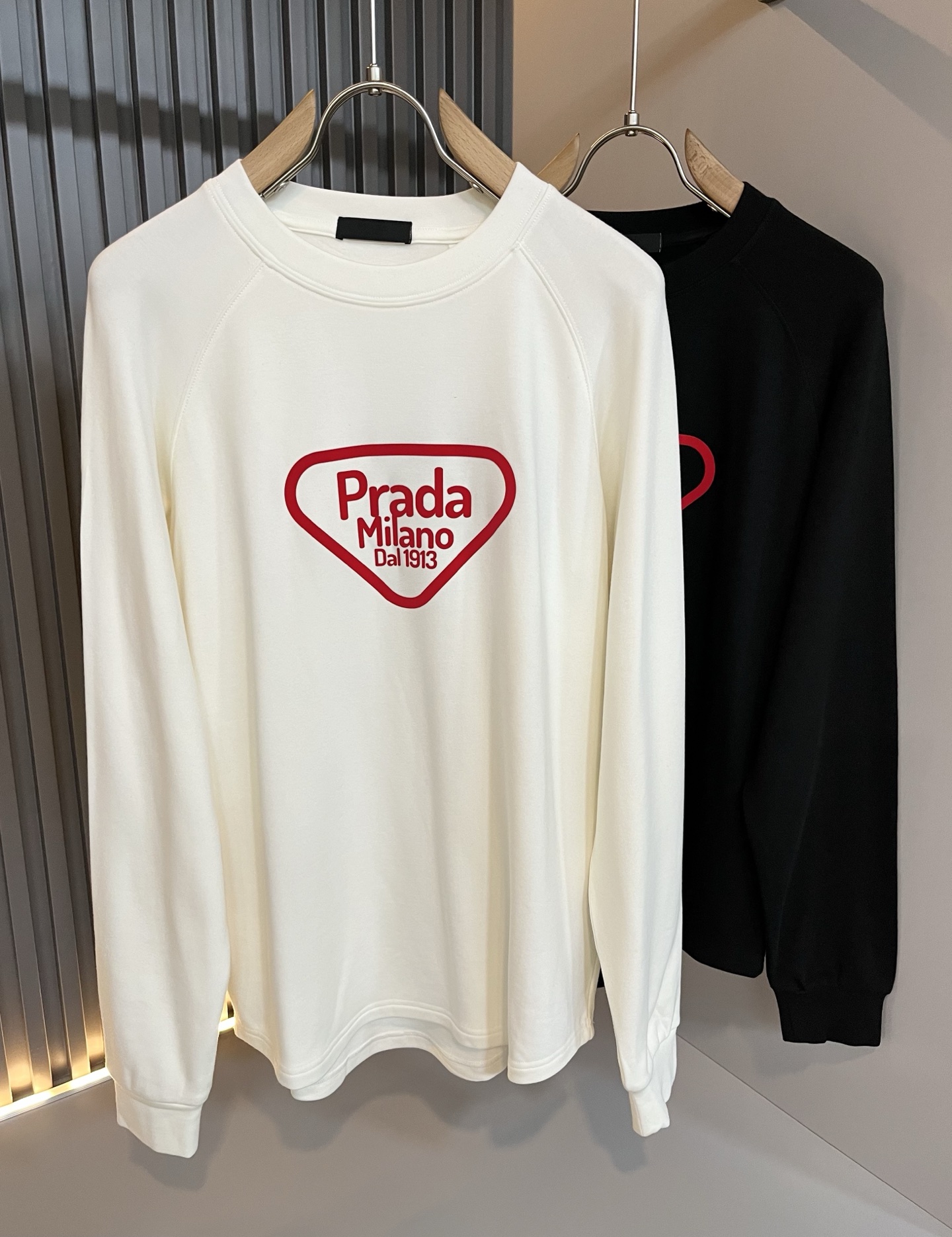 NO:599383,PRAD*A's new 2025 autumn and winter men's long-sleeved bottoming shirt, the latest model is exclusively available on the entire network!  !  ~It is both classic and fashionable, who doesn’t love it? It shows the classic again, it is very eye-catching, and it has a low-luxury aura and recognition!  Pr*da's traditional brand concept and modern advanced technology are perfectly combined. Coupled with an extremely modern and simple design, Pr*da's exclusive logo pattern badge design!  Customized 100% imported velvet cotton fabric!  The texture of this model is quite impressive. You can tell the specifications and grades at your fingertips. The level of finesse and breathability are top-notch!  Size M-2XL,,prada,alexander wang19860909PRAD*A普*达2025秋冬新款男士长袖打底衫,最新款全网独家首上！！~既经典有时尚百搭,谁不爱啊,将经典再次展现,非常的耐看,自带低奢光环与辨识度！Pr*da传统的品牌理念和现代化的先进技术进行了完美结合.加上极其现代摩登风范的简约设计,p家专属logo图案徽章设计！定制百分百进口绒棉面料！此款的质感相当感人 触手便知规格档次 细腻程度与透气效果堪称顶级！尺码M-2XL,,prada,alexander wang,Men's clothing